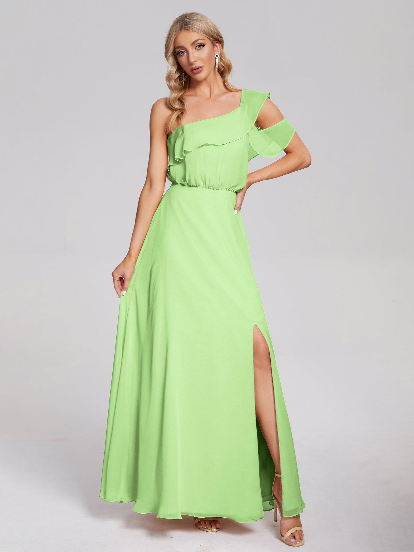 Vestido de fiesta de gasa con un hombro descubierto y volantes