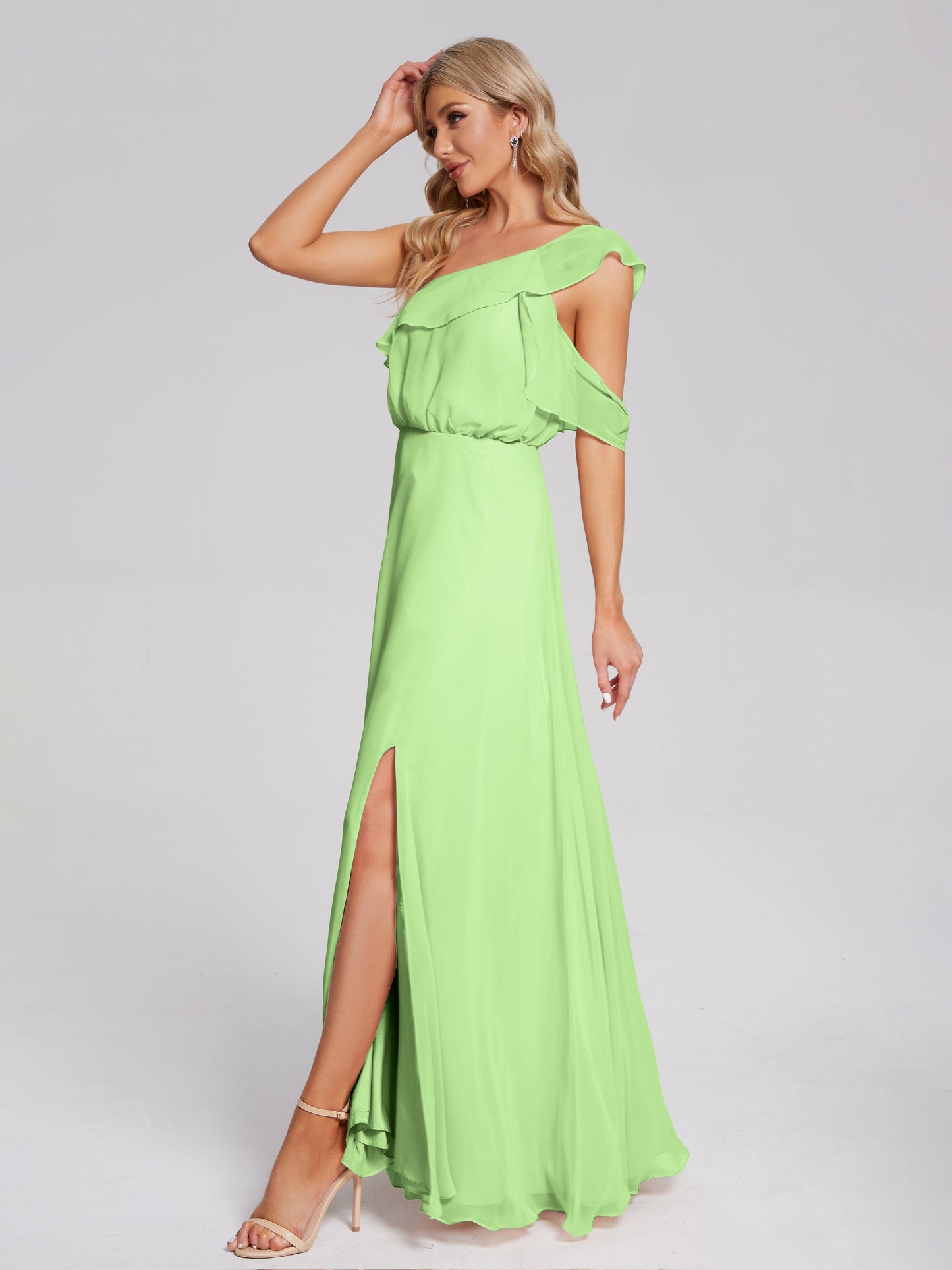 Vestido de fiesta de gasa con un hombro descubierto y volantes