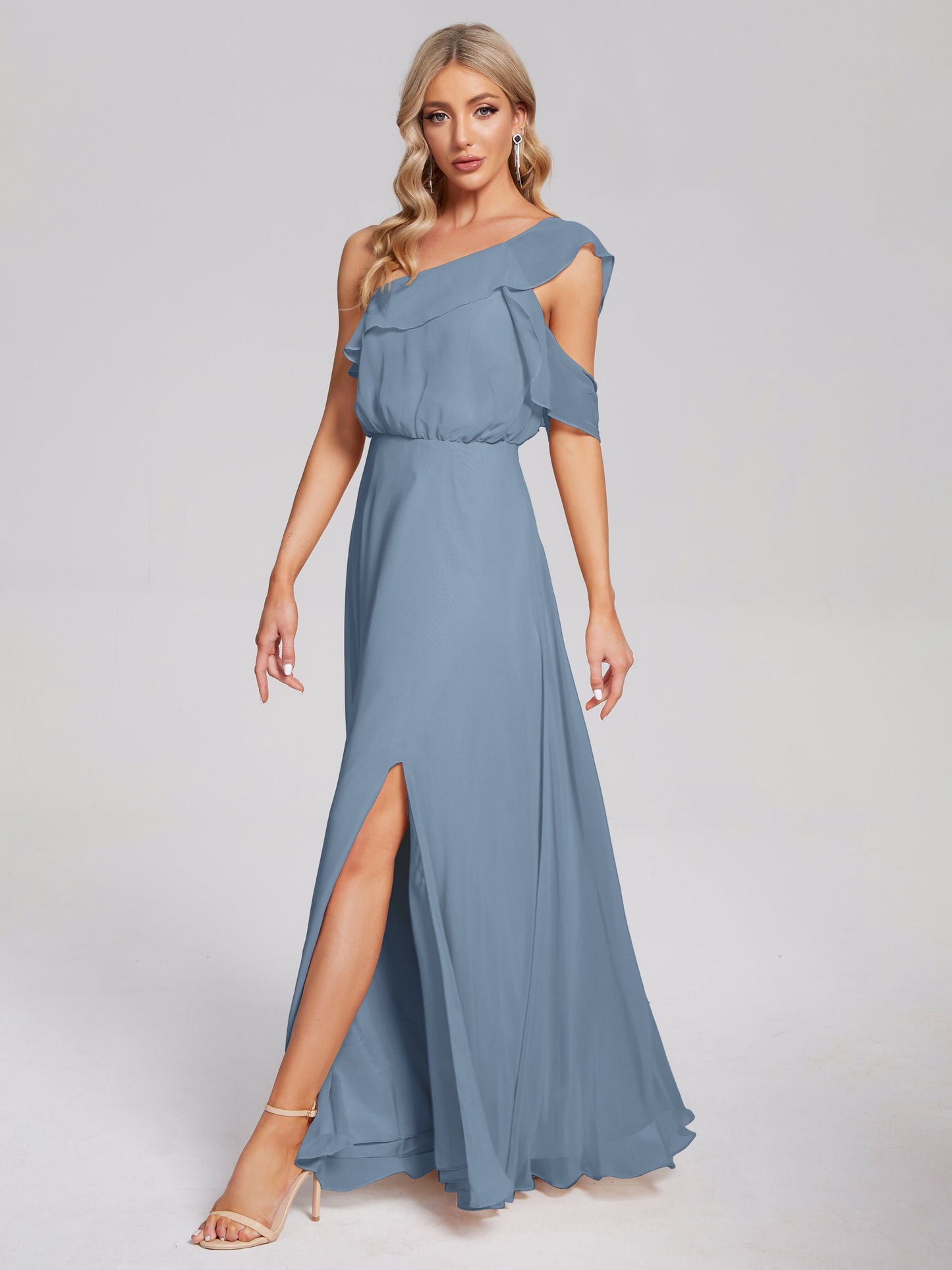 Vestido de fiesta de gasa con un hombro descubierto y volantes