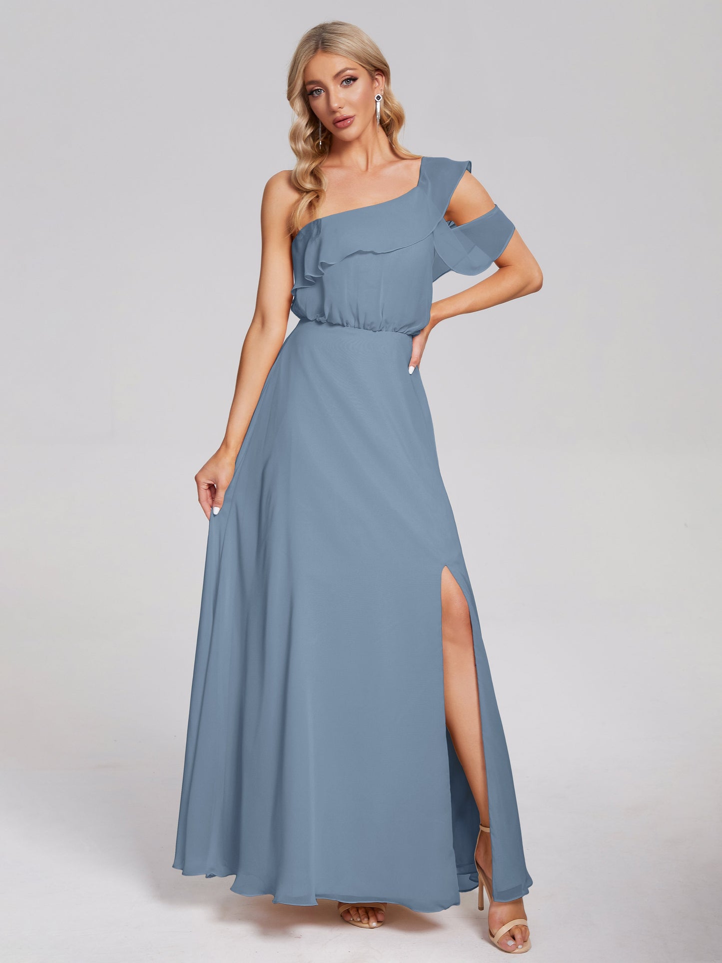 Vestido de fiesta de gasa con un hombro descubierto y volantes