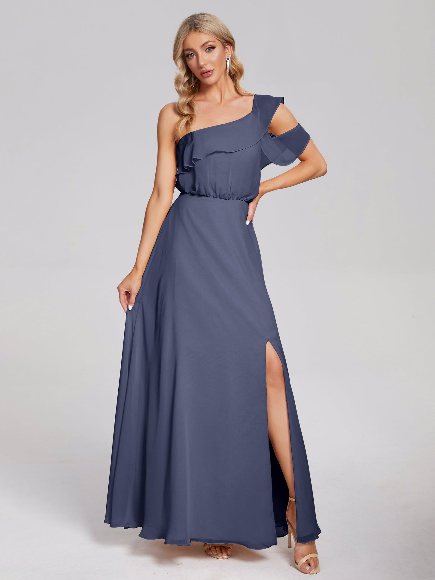 Vestido de fiesta de gasa con un hombro descubierto y volantes