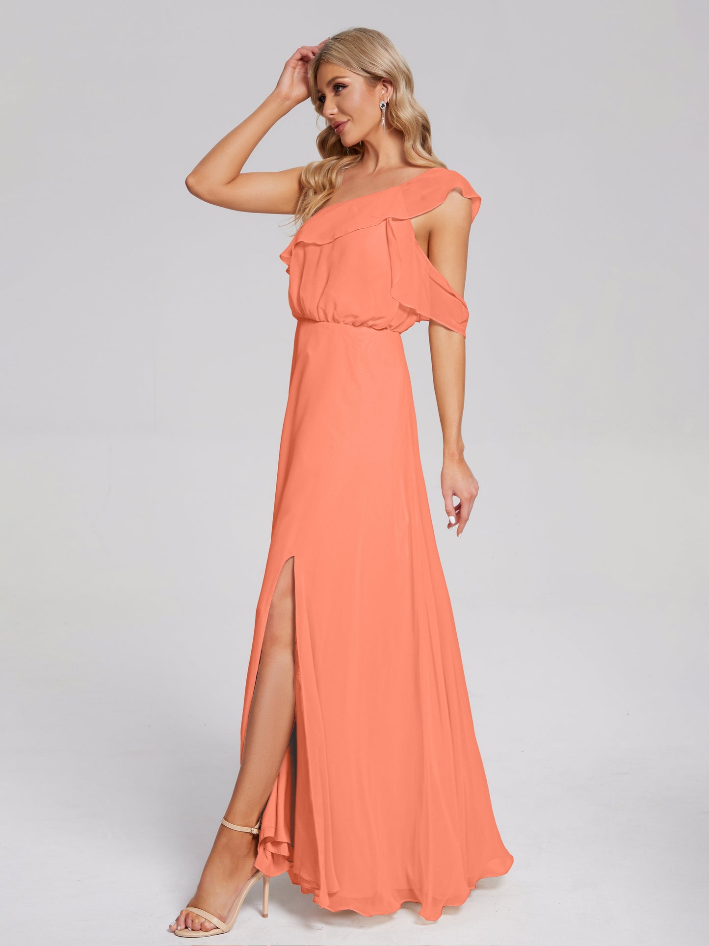 Vestido de fiesta de gasa con un hombro descubierto y volantes
