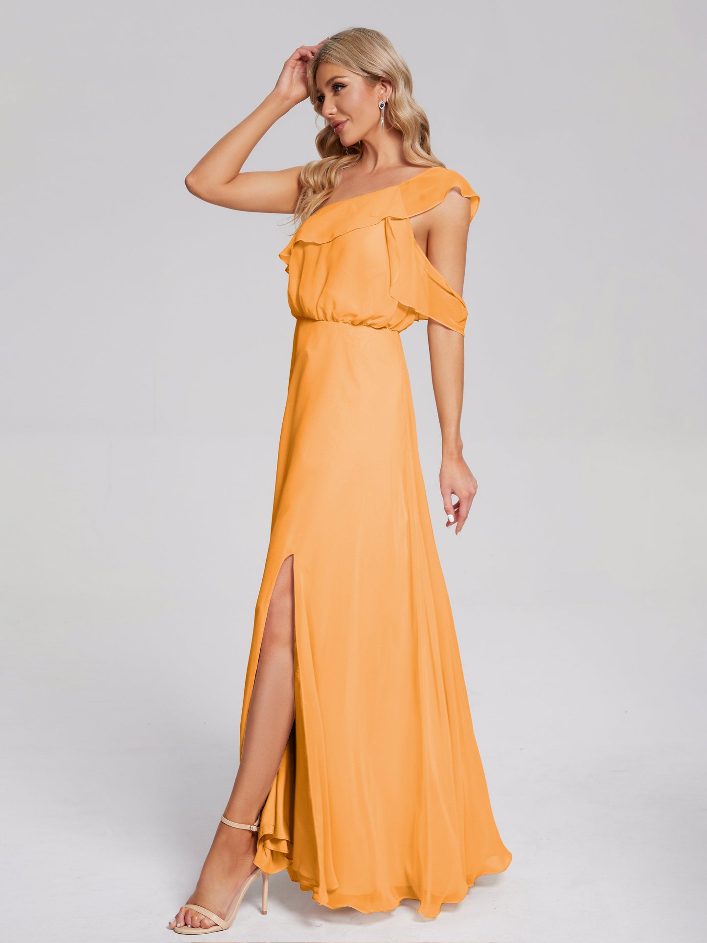 Vestido de fiesta de gasa con un hombro descubierto y volantes