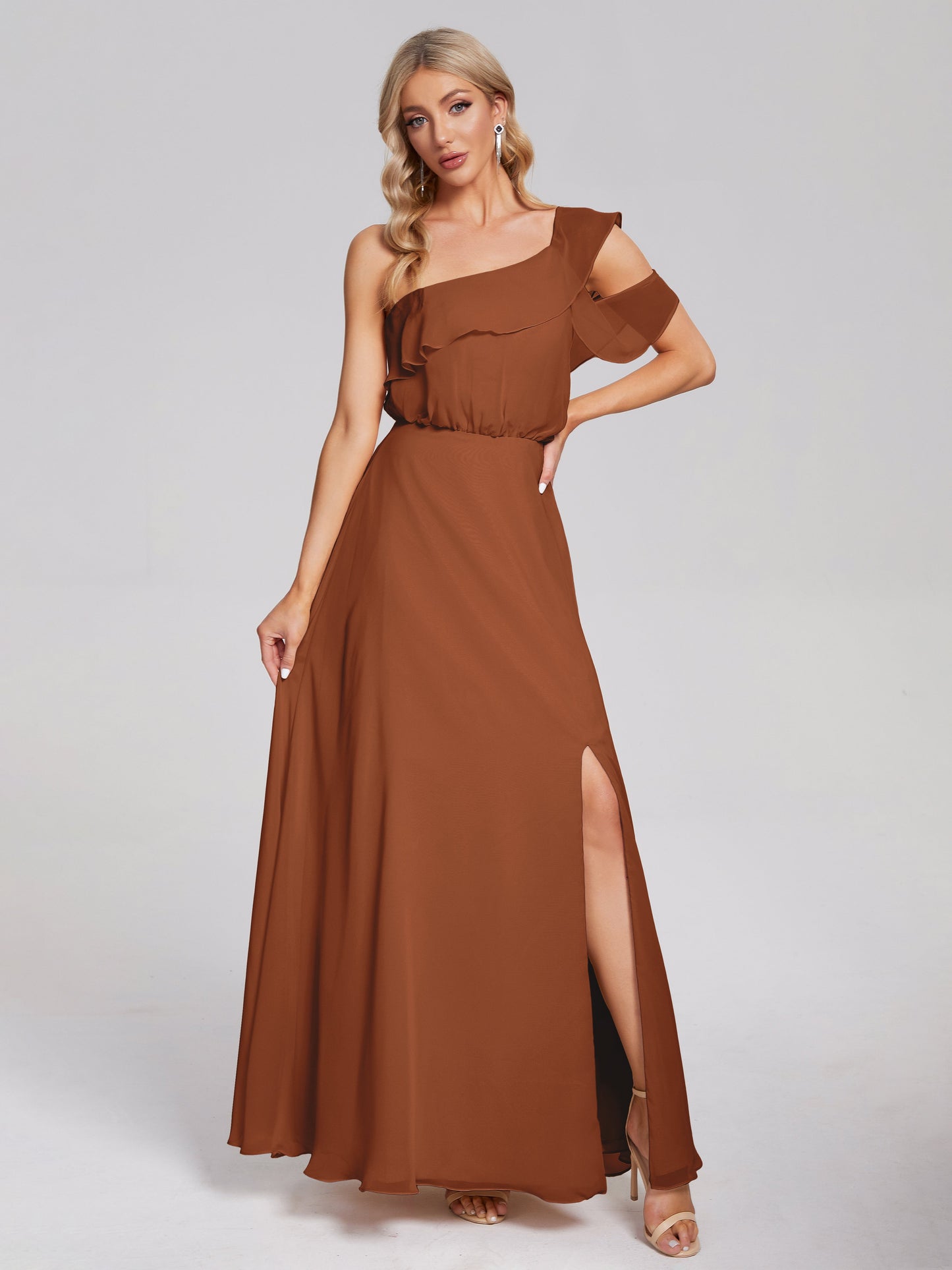Vestido de fiesta de gasa con un hombro descubierto y volantes