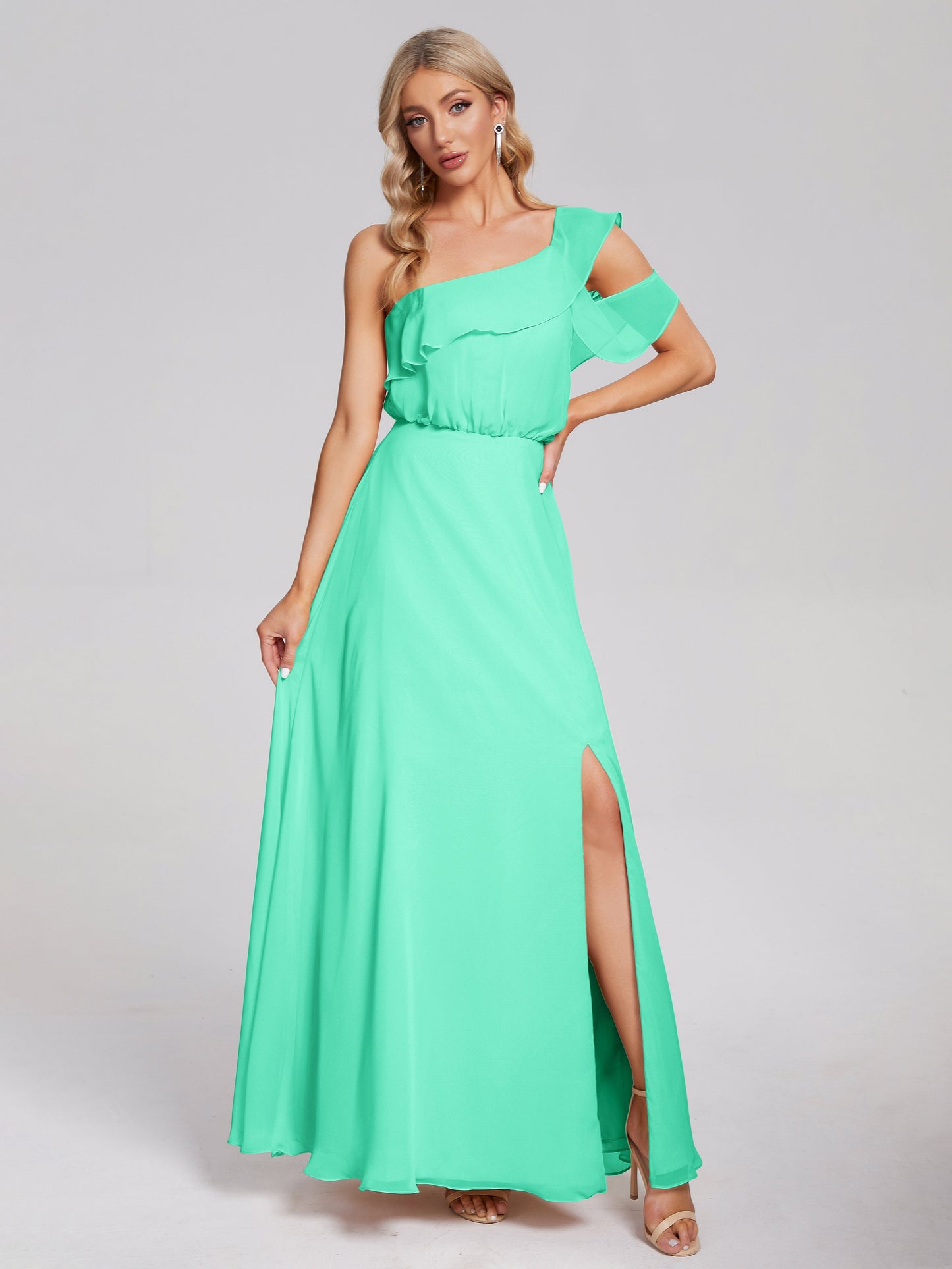 Vestido de fiesta de gasa con un hombro descubierto y volantes