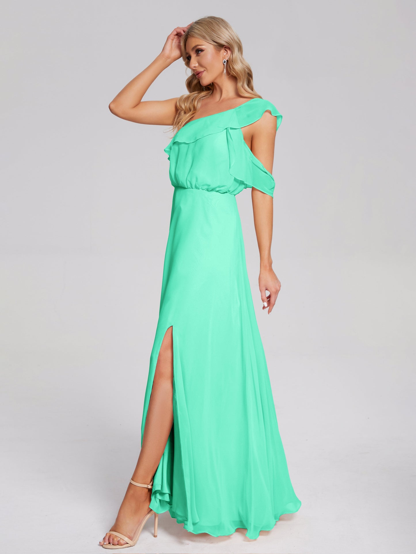 Vestido de fiesta de gasa con un hombro descubierto y volantes