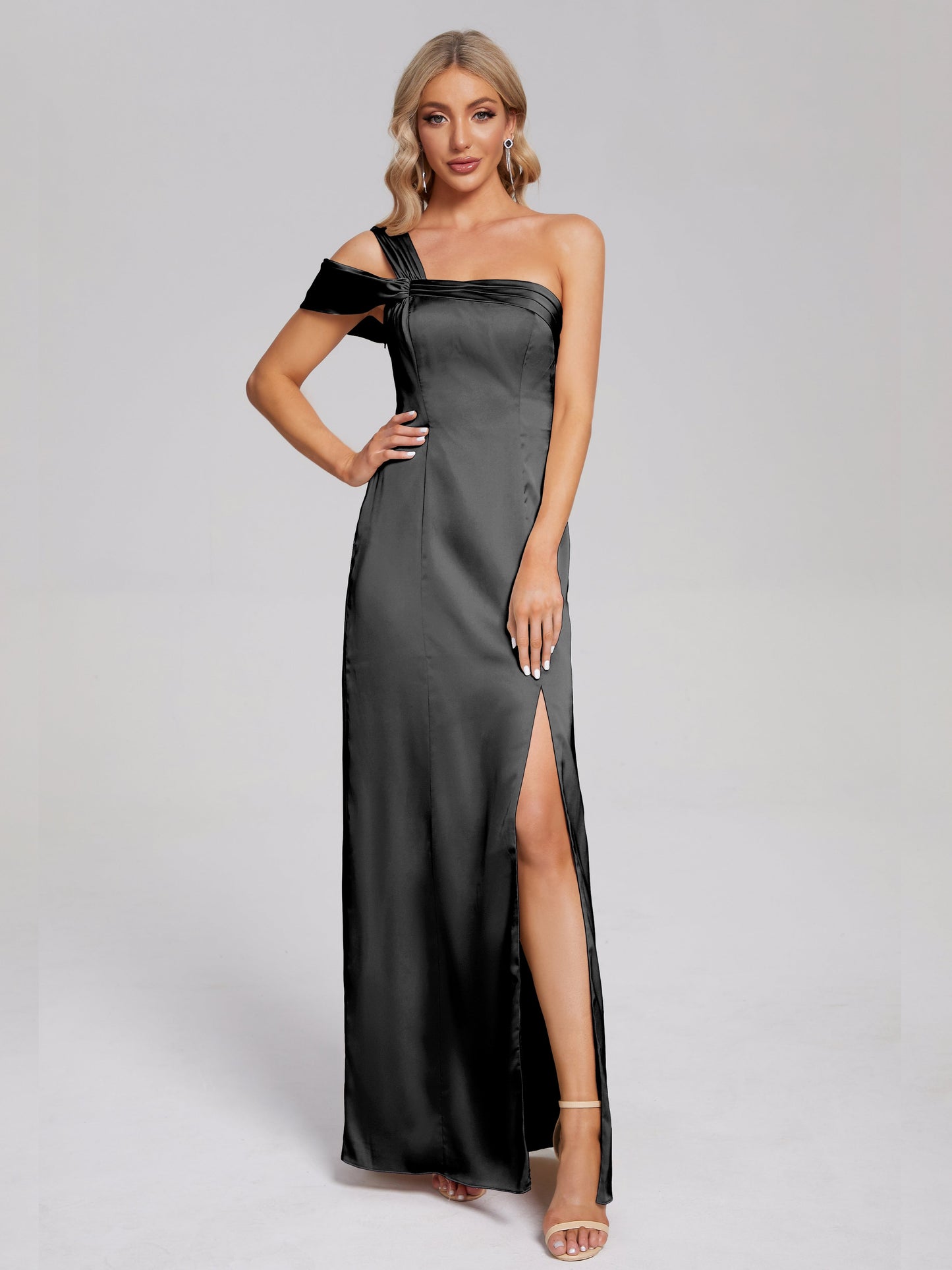 Vestido de fiesta de satén suave con un hombro descubierto y abertura