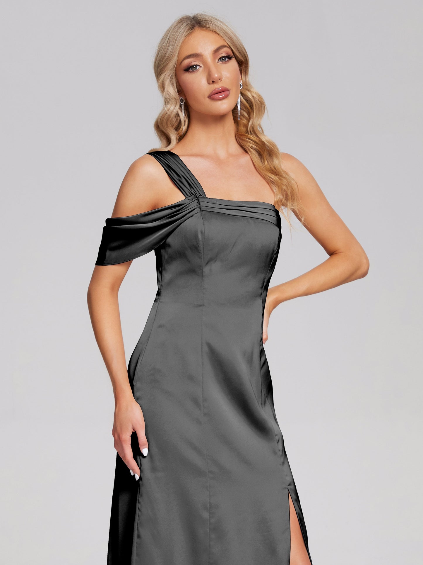 Vestido de fiesta de satén suave con un hombro descubierto y abertura