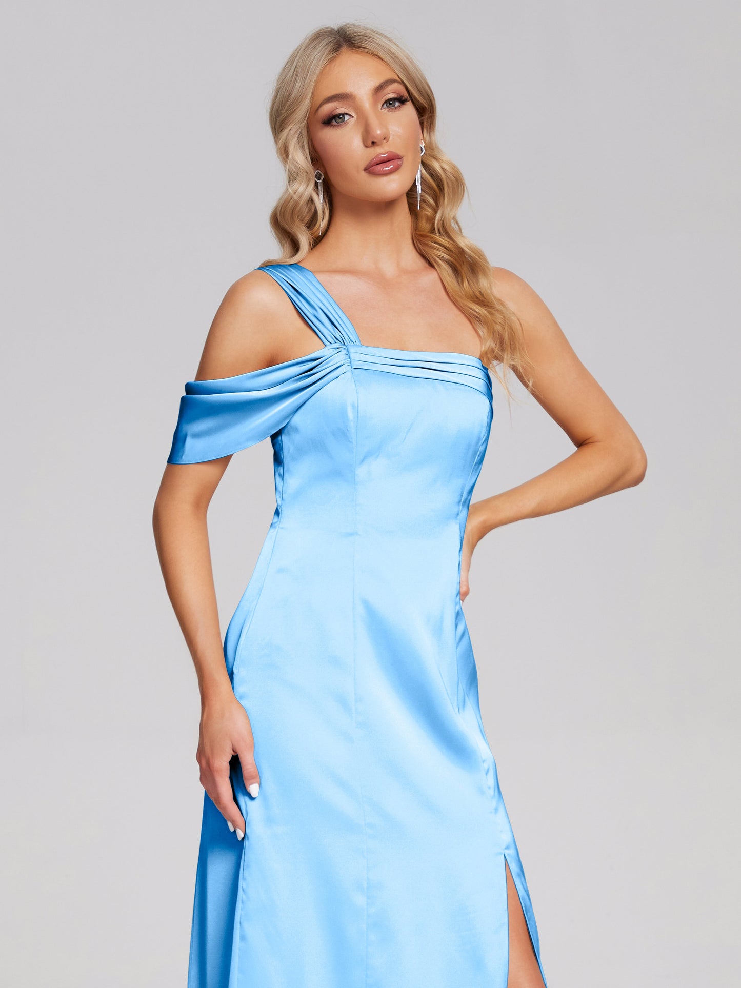 Vestido de fiesta de satén suave con un hombro descubierto y abertura