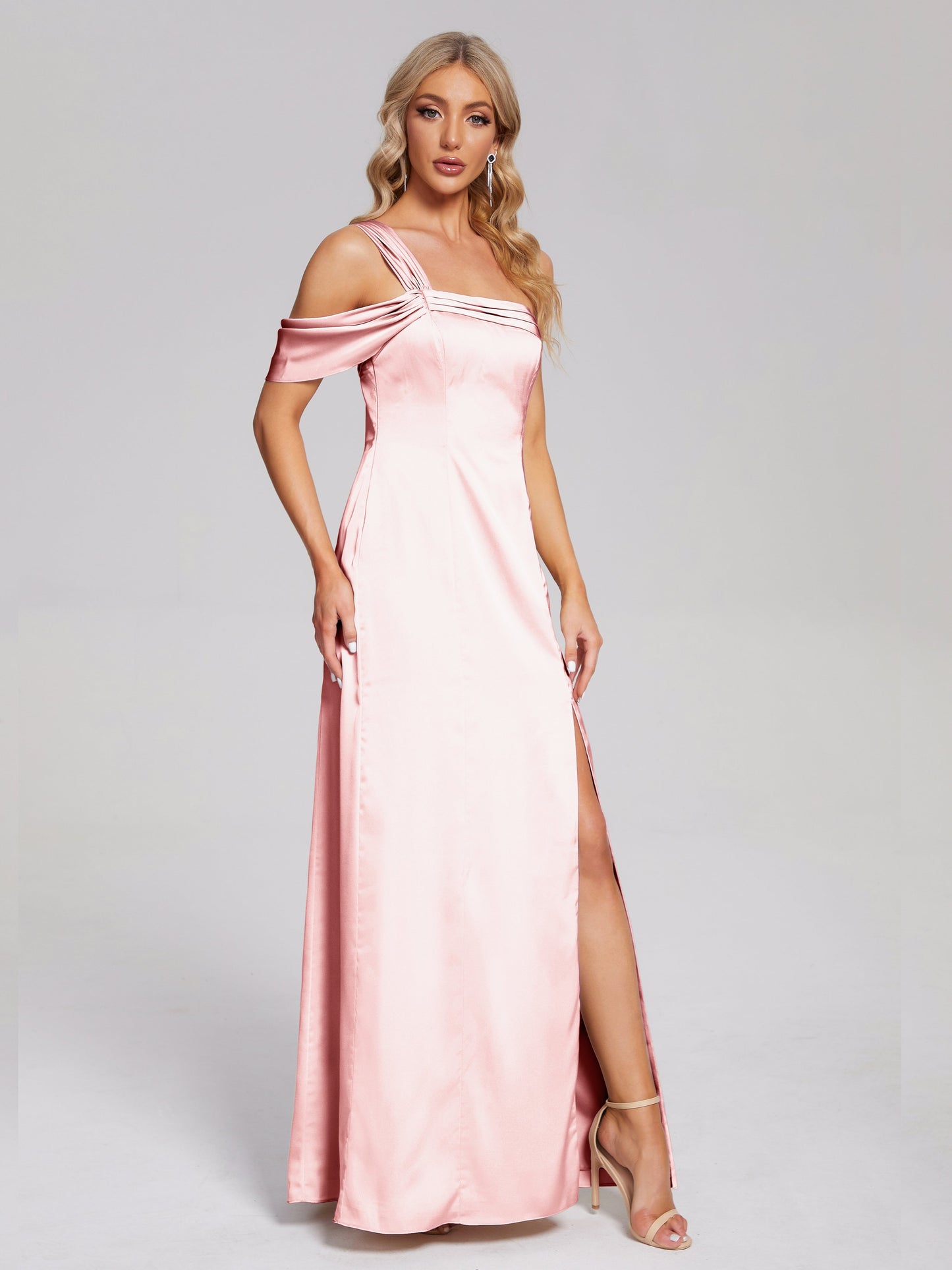 Vestido de fiesta de satén suave con un hombro descubierto y abertura