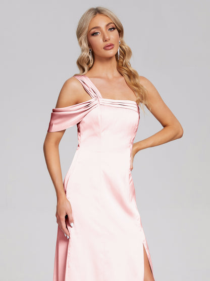 Vestido de fiesta de satén suave con un hombro descubierto y abertura