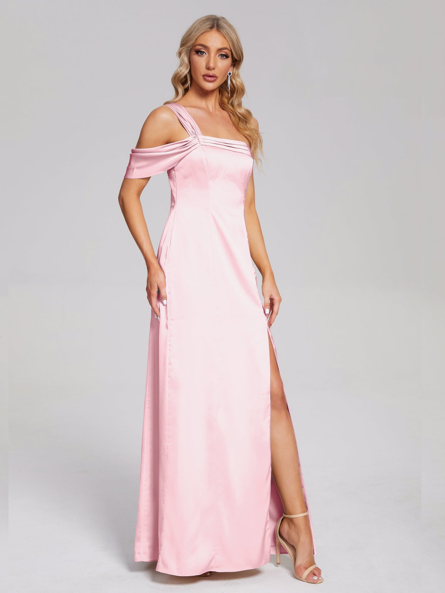Vestido de fiesta de satén suave con un hombro descubierto y abertura