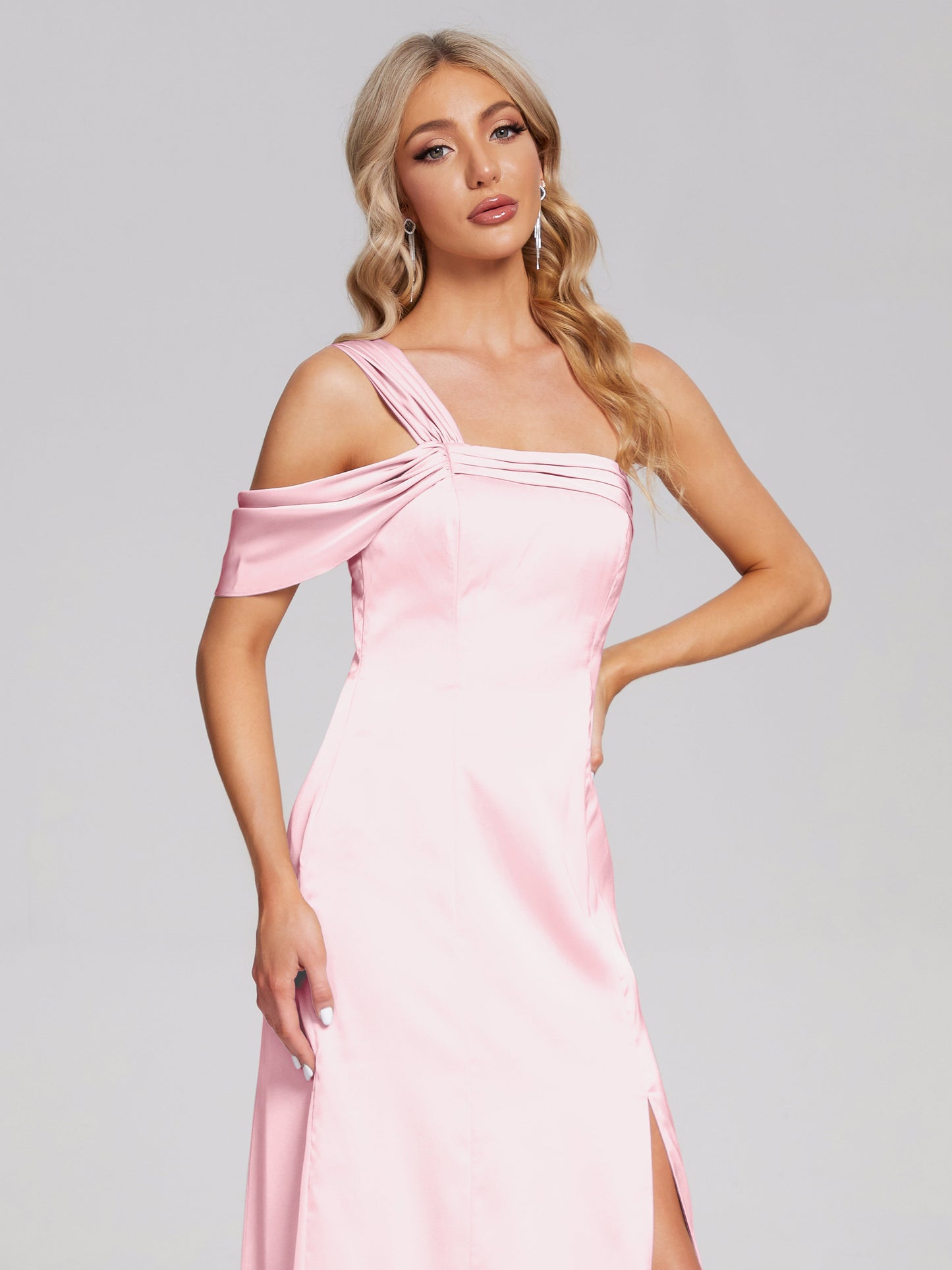 Vestido de fiesta de satén suave con un hombro descubierto y abertura
