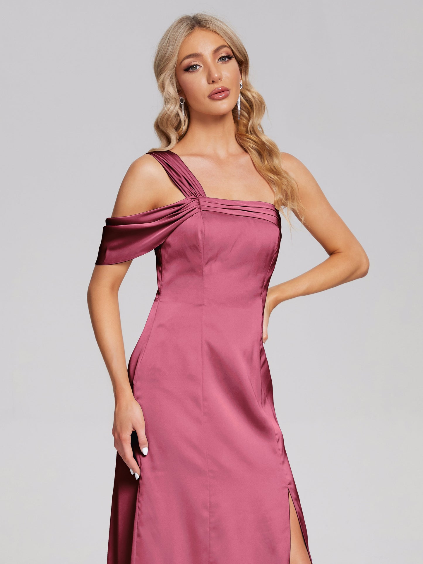 Vestido de fiesta de satén suave con un hombro descubierto y abertura