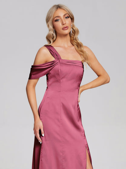 Vestido de fiesta de satén suave con un hombro descubierto y abertura