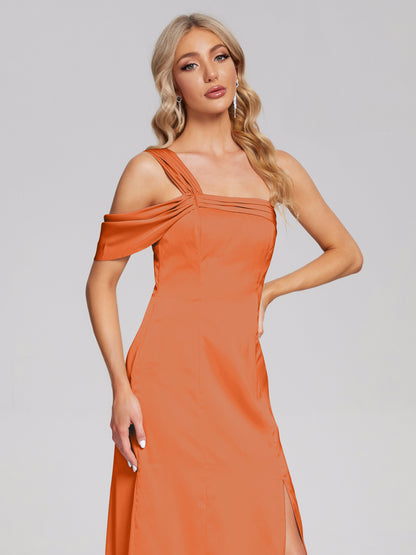 Vestido de fiesta de satén suave con un hombro descubierto y abertura