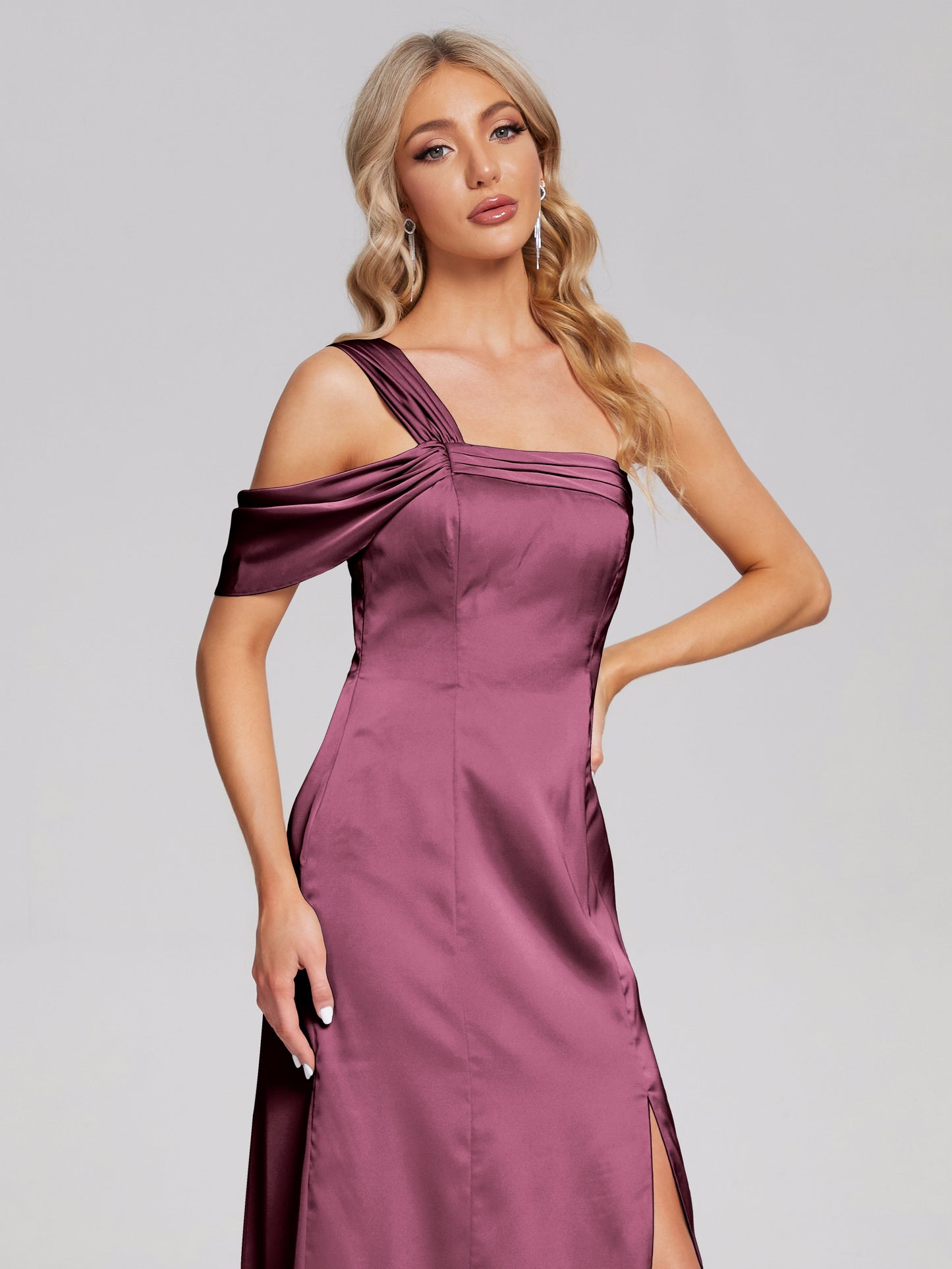 Vestido de fiesta de satén suave con un hombro descubierto y abertura