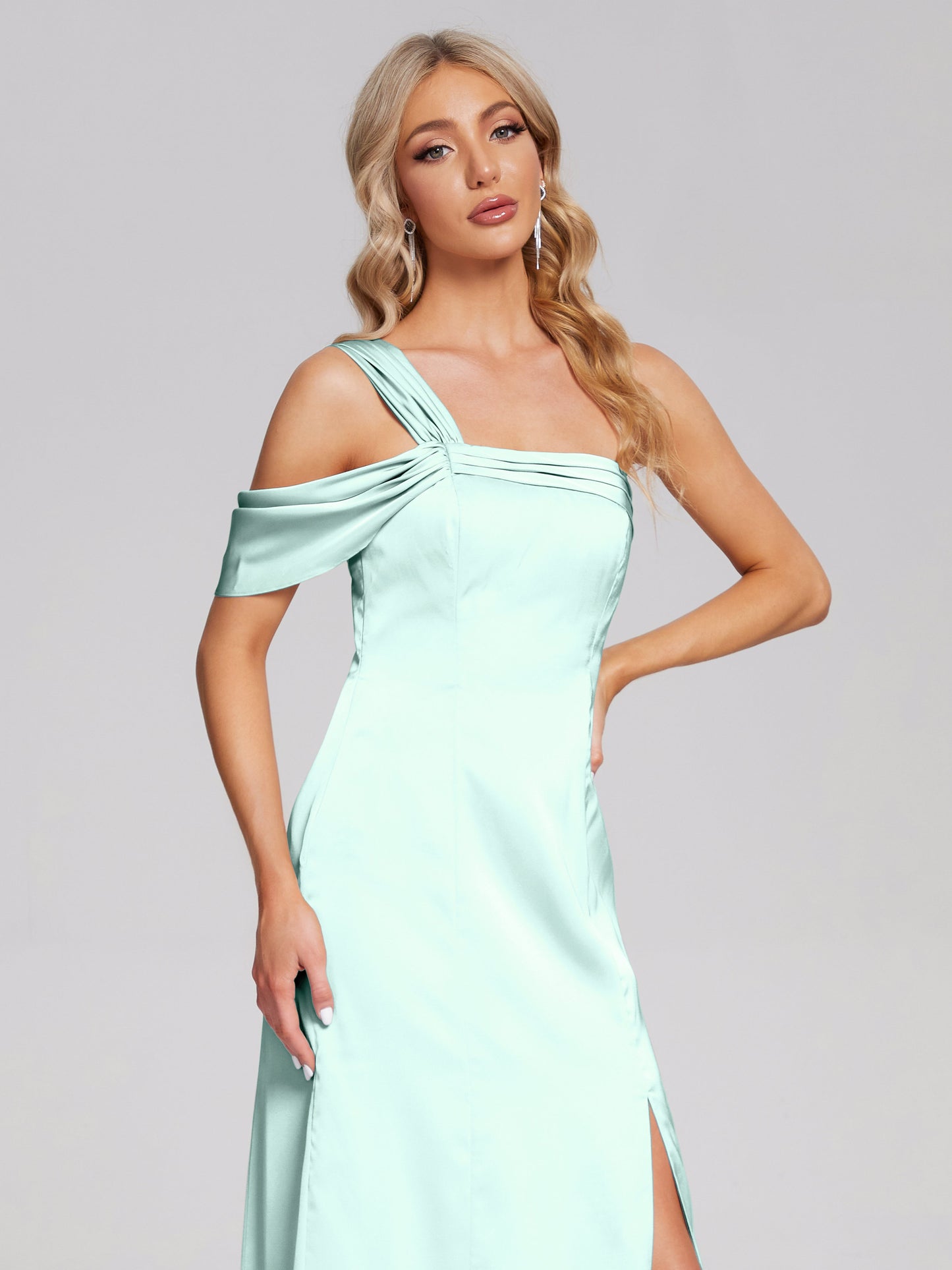 Vestido de fiesta de satén suave con un hombro descubierto y abertura