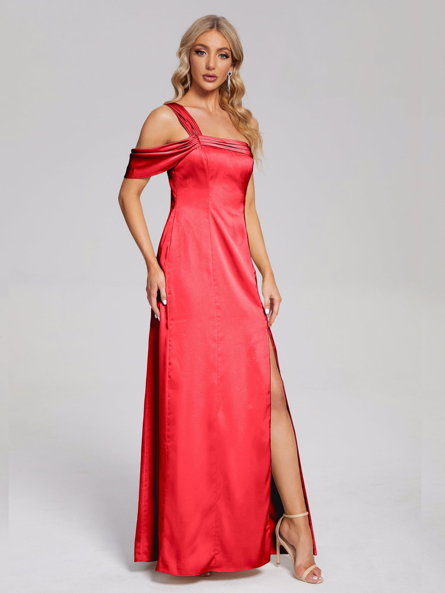 Vestido de fiesta de satén suave con un hombro descubierto y abertura