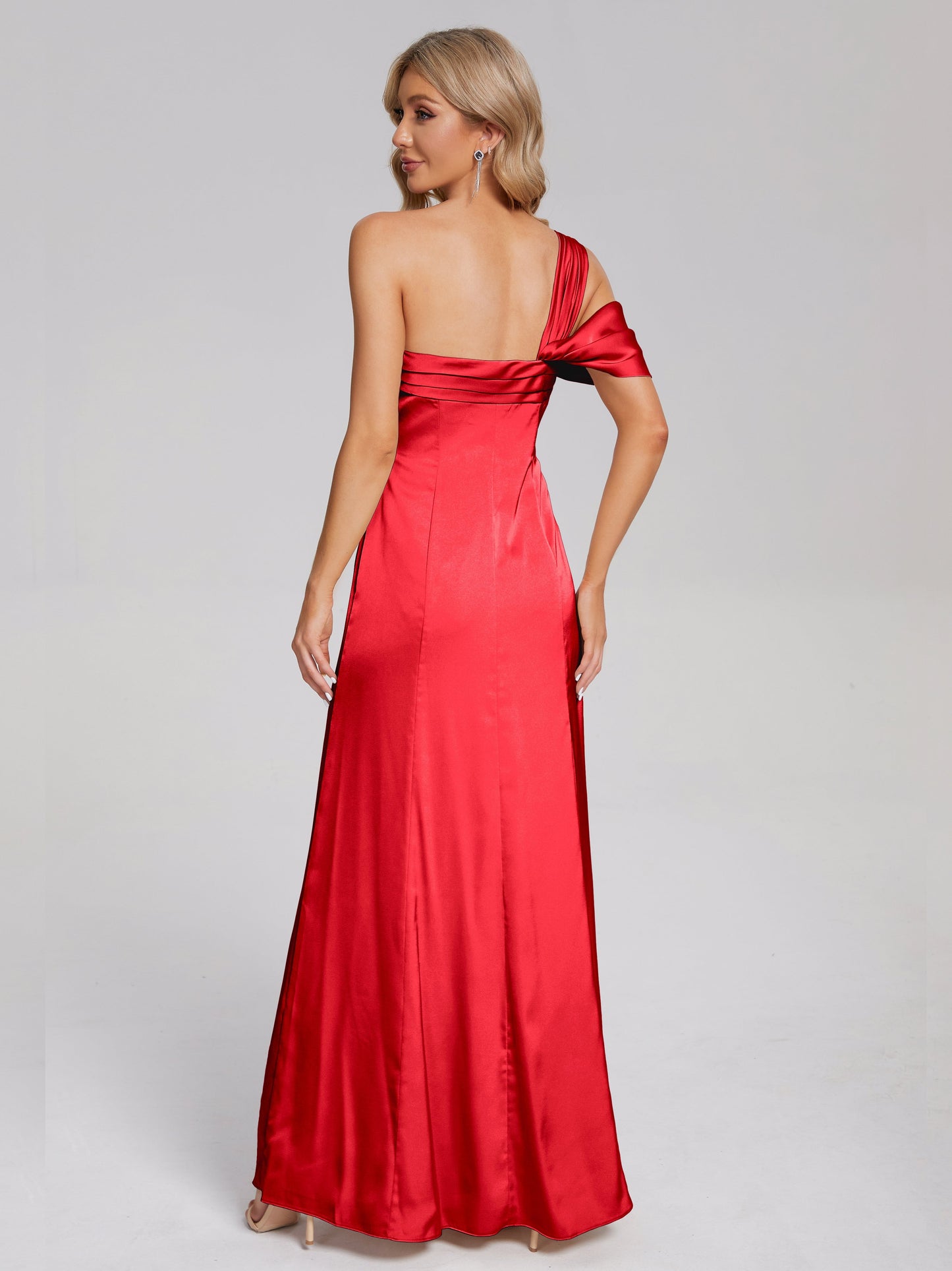 Vestido de fiesta de satén suave con un hombro descubierto y abertura