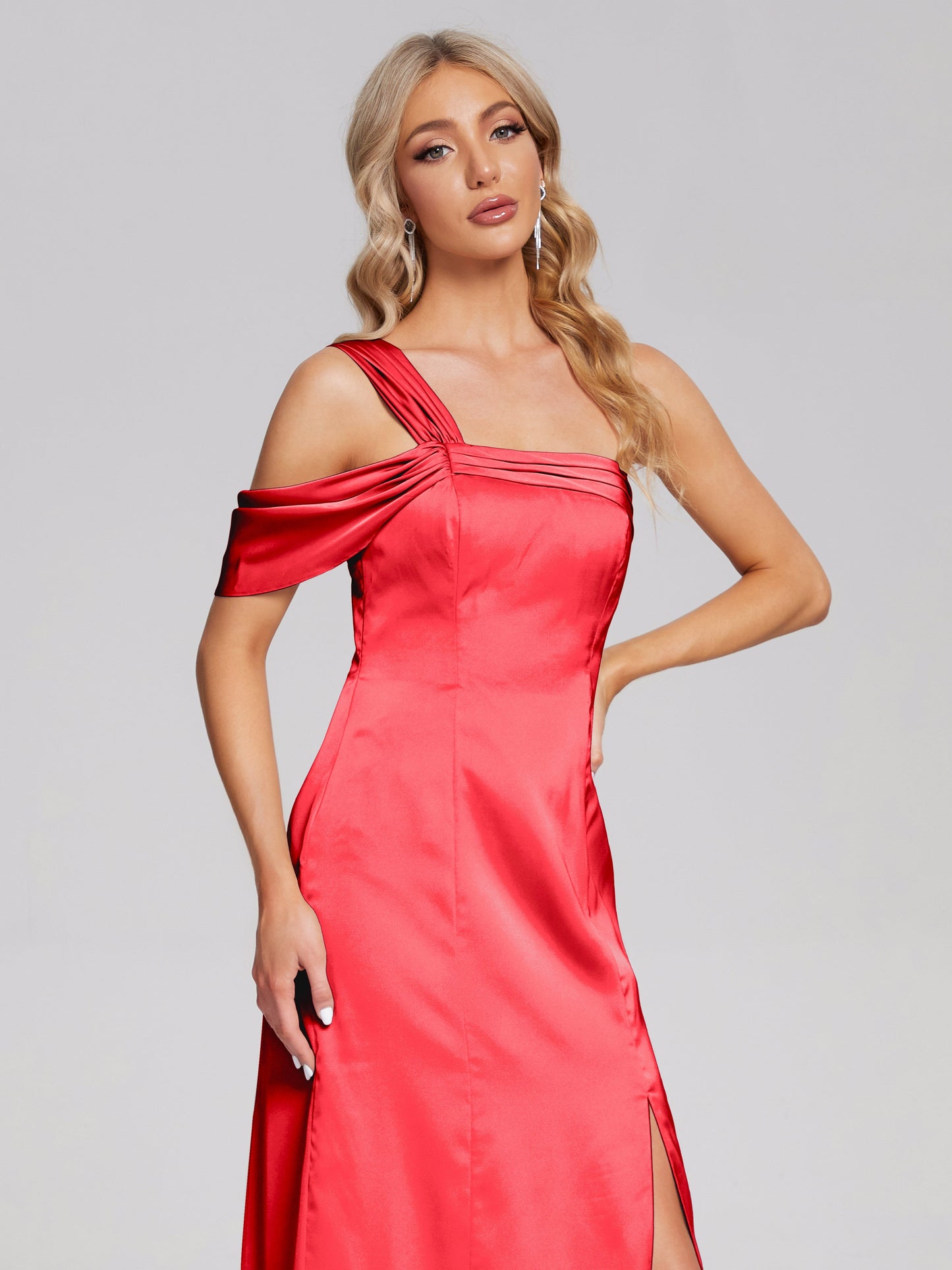 Vestido de fiesta de satén suave con un hombro descubierto y abertura