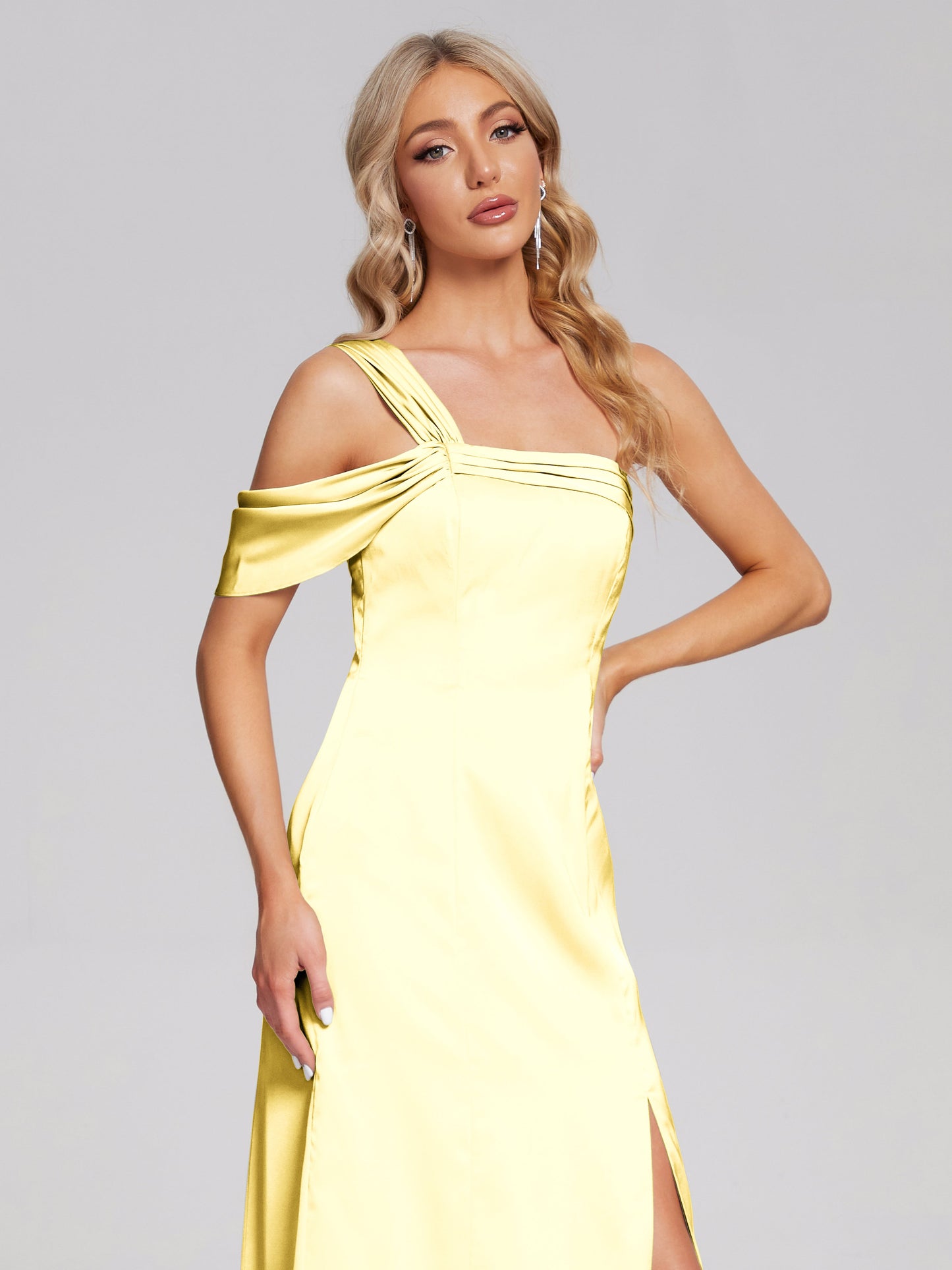 Vestido de fiesta de satén suave con un hombro descubierto y abertura