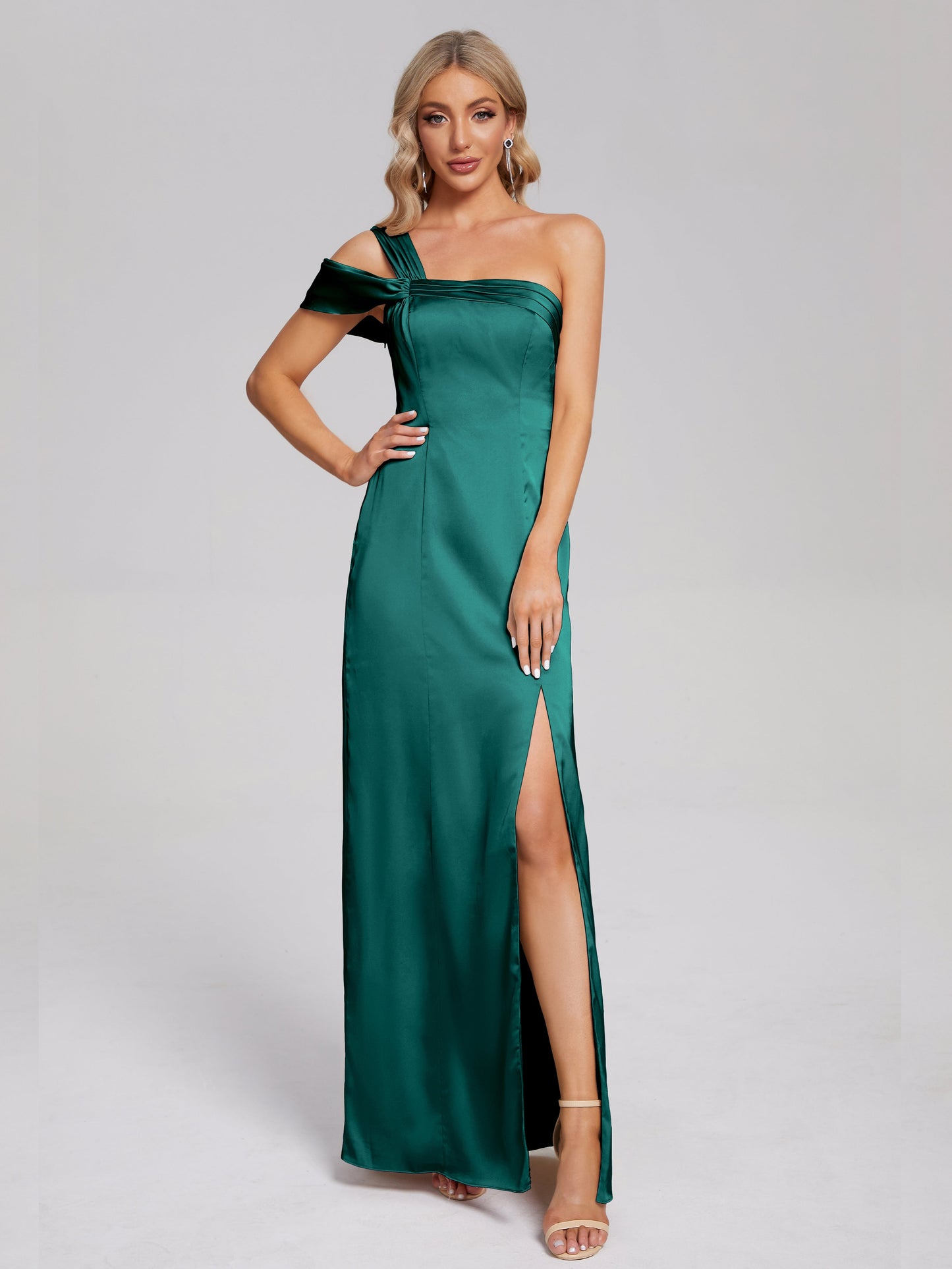 Vestido de fiesta de satén suave con un hombro descubierto y abertura