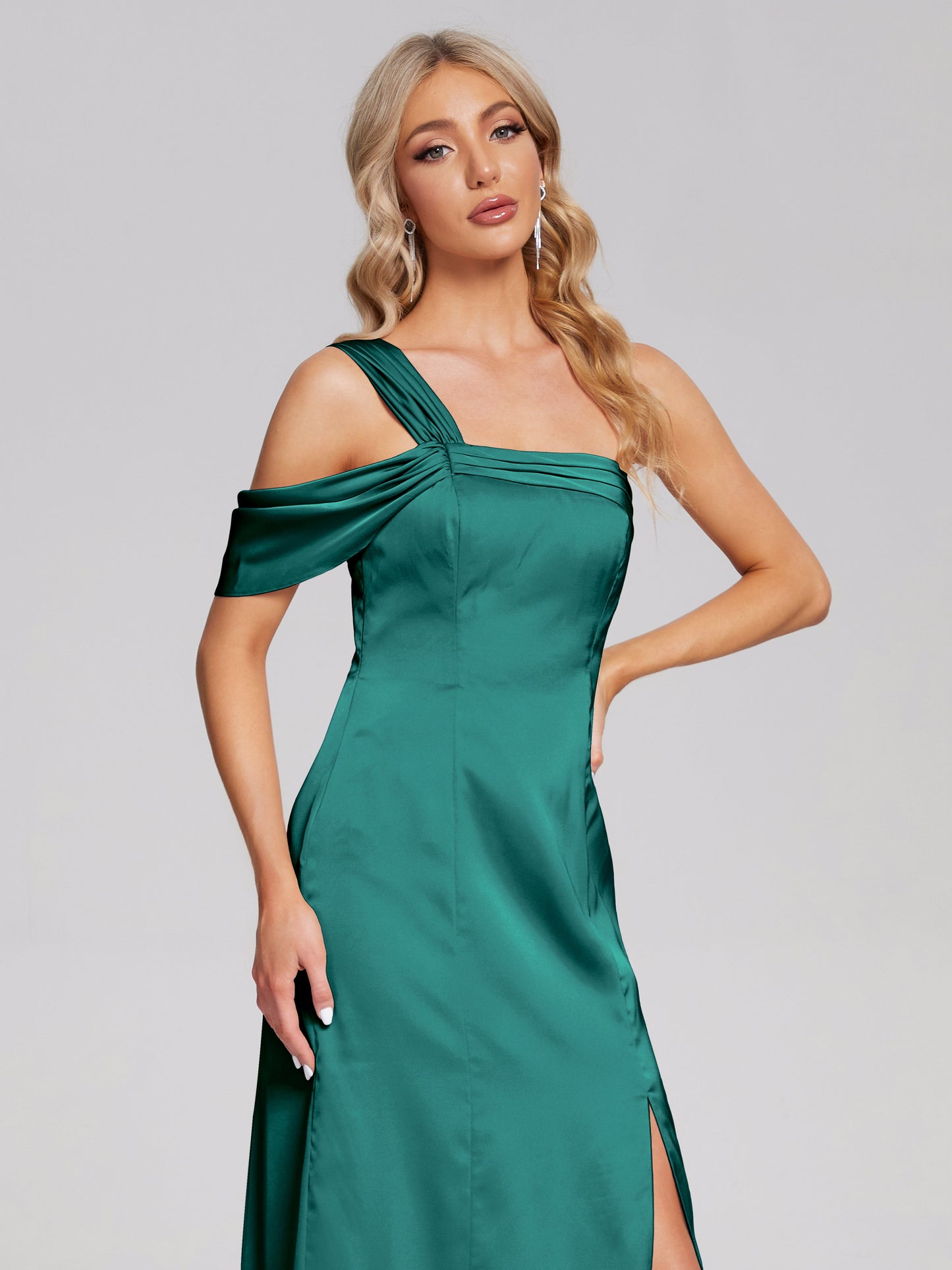 Vestido de fiesta de satén suave con un hombro descubierto y abertura