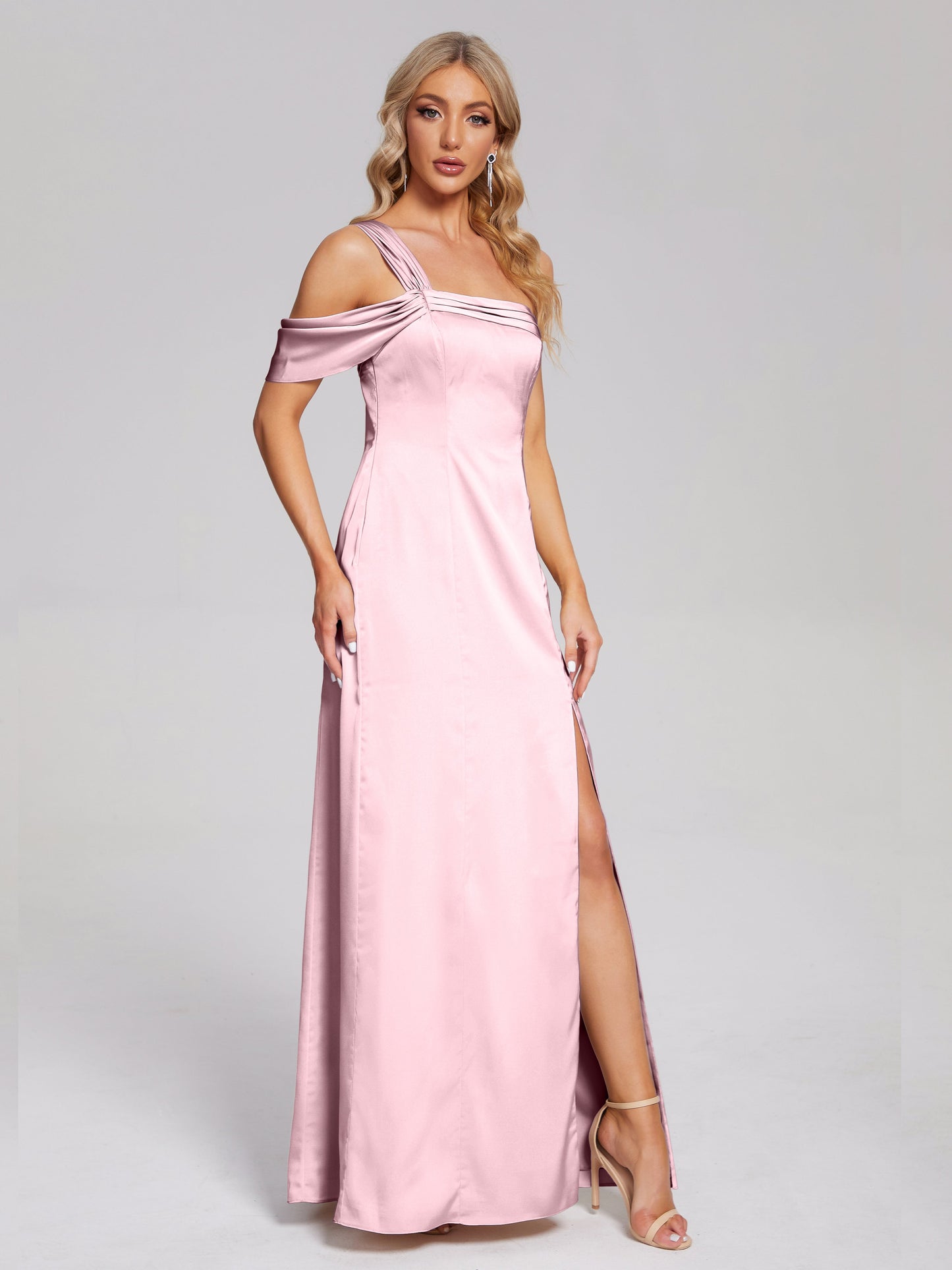 Vestido de fiesta de satén suave con un hombro descubierto y abertura