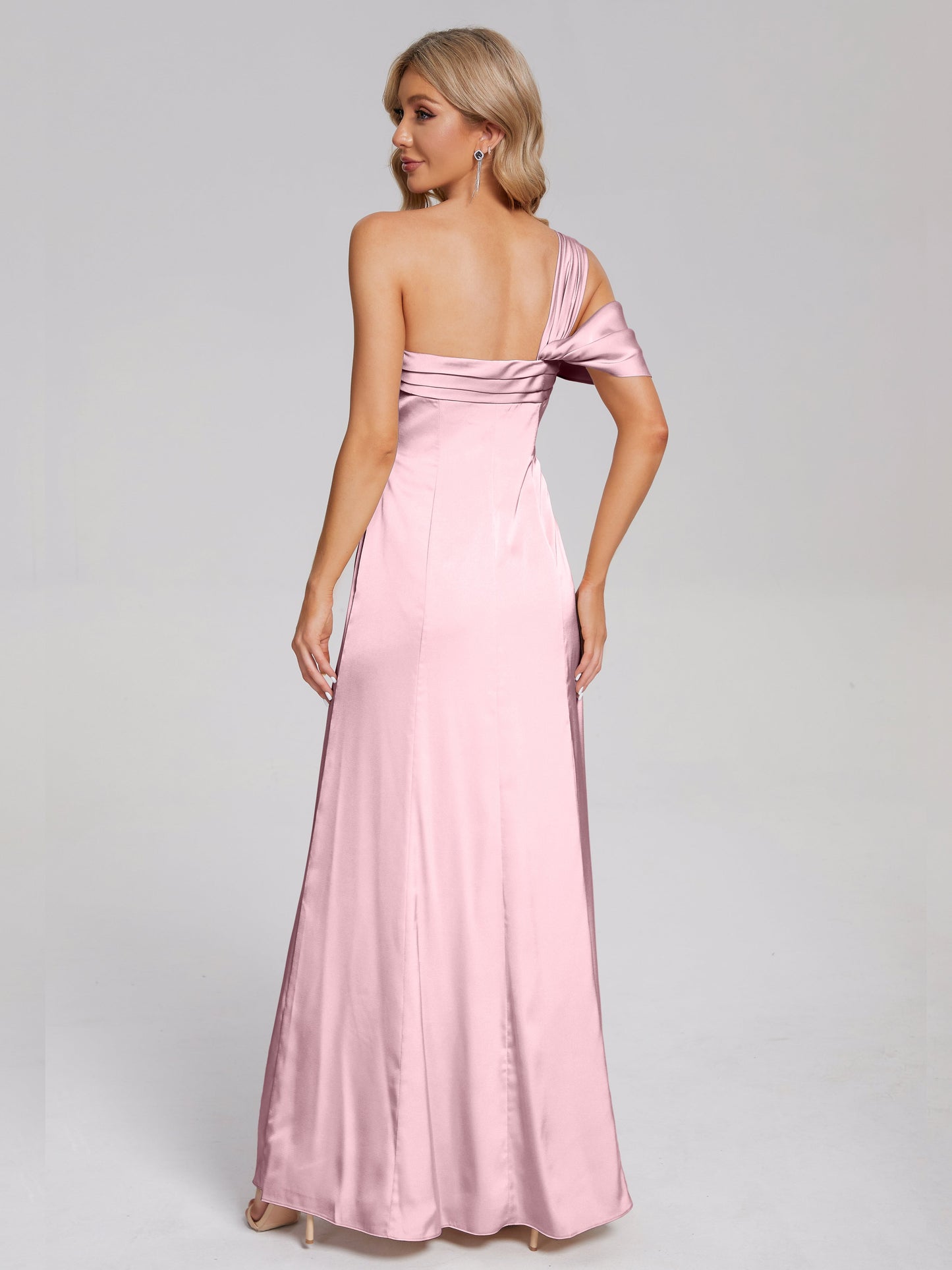 Vestido de fiesta de satén suave con un hombro descubierto y abertura
