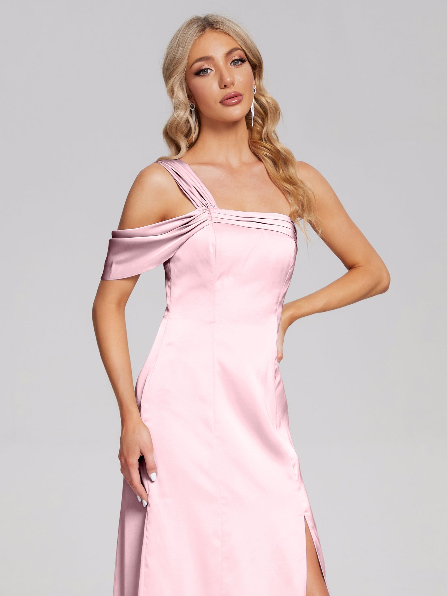 Vestido de fiesta de satén suave con un hombro descubierto y abertura