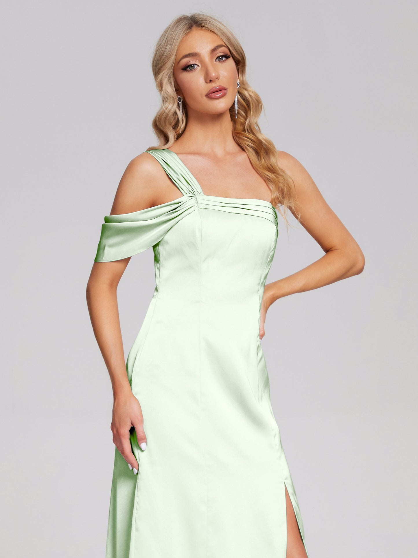 Vestido de fiesta de satén suave con un hombro descubierto y abertura