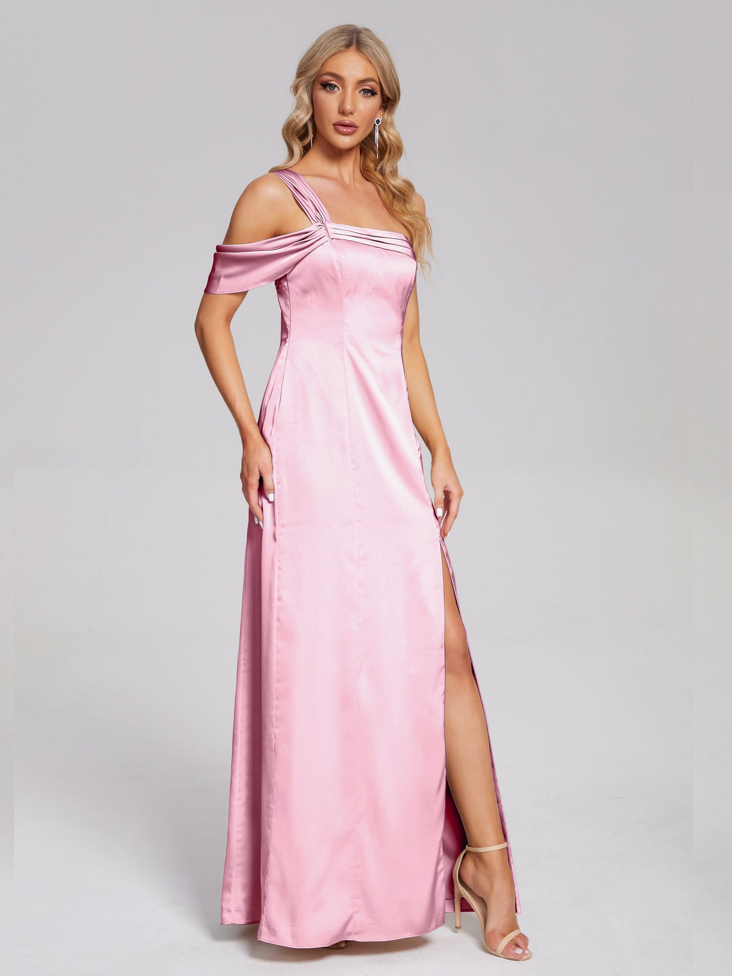 Vestido de fiesta de satén suave con un hombro descubierto y abertura