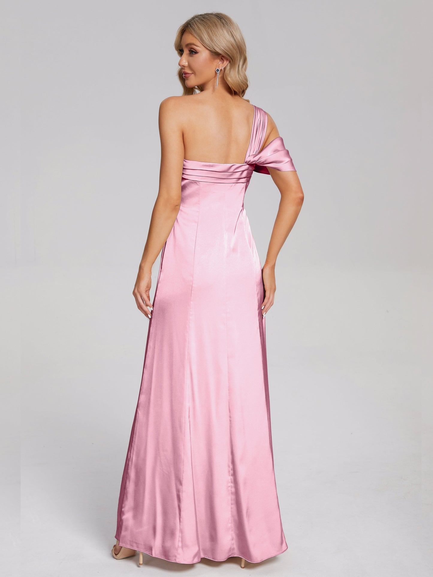 Vestido de fiesta de satén suave con un hombro descubierto y abertura