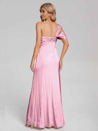 Vestido de fiesta de satén suave con un hombro descubierto y abertura