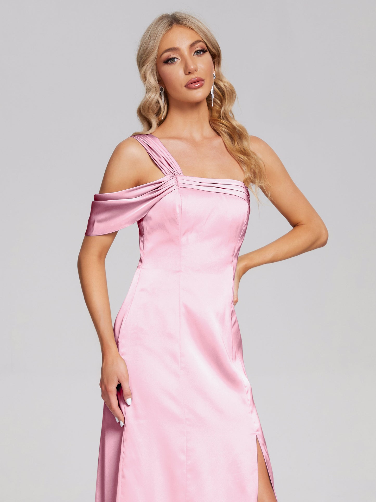 Vestido de fiesta de satén suave con un hombro descubierto y abertura