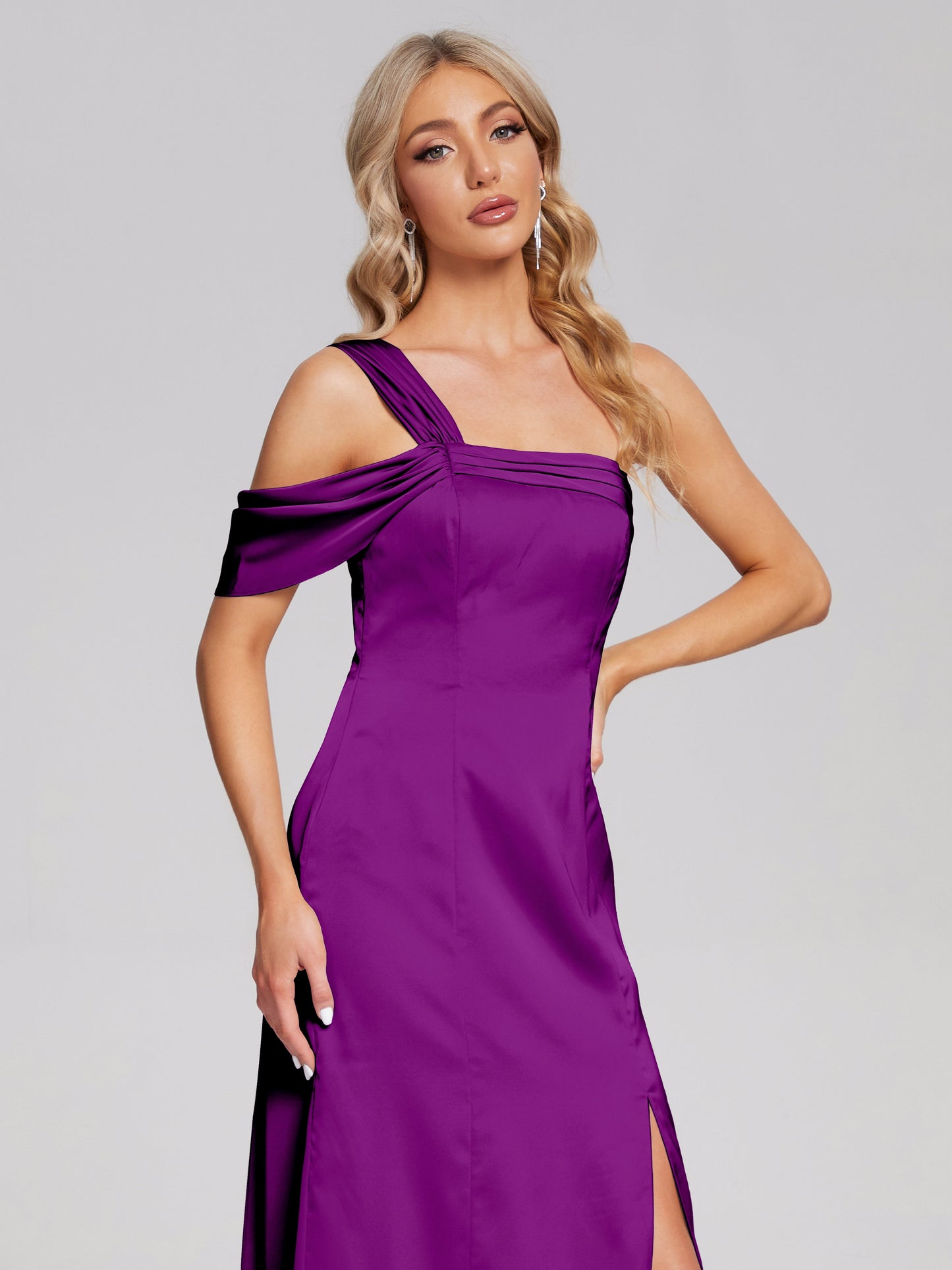 Vestido de fiesta de satén suave con un hombro descubierto y abertura
