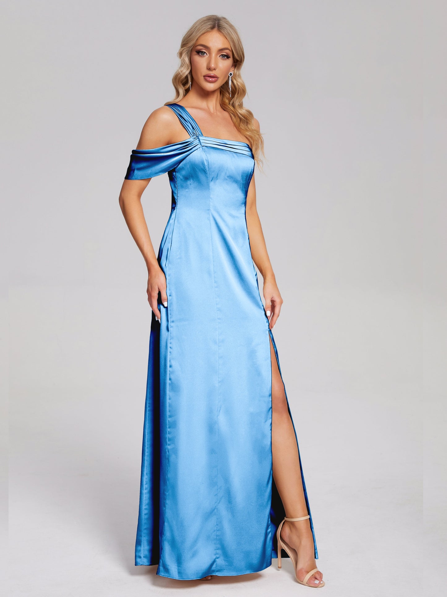 Vestido de fiesta de satén suave con un hombro descubierto y abertura