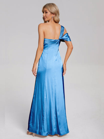 Vestido de fiesta de satén suave con un hombro descubierto y abertura