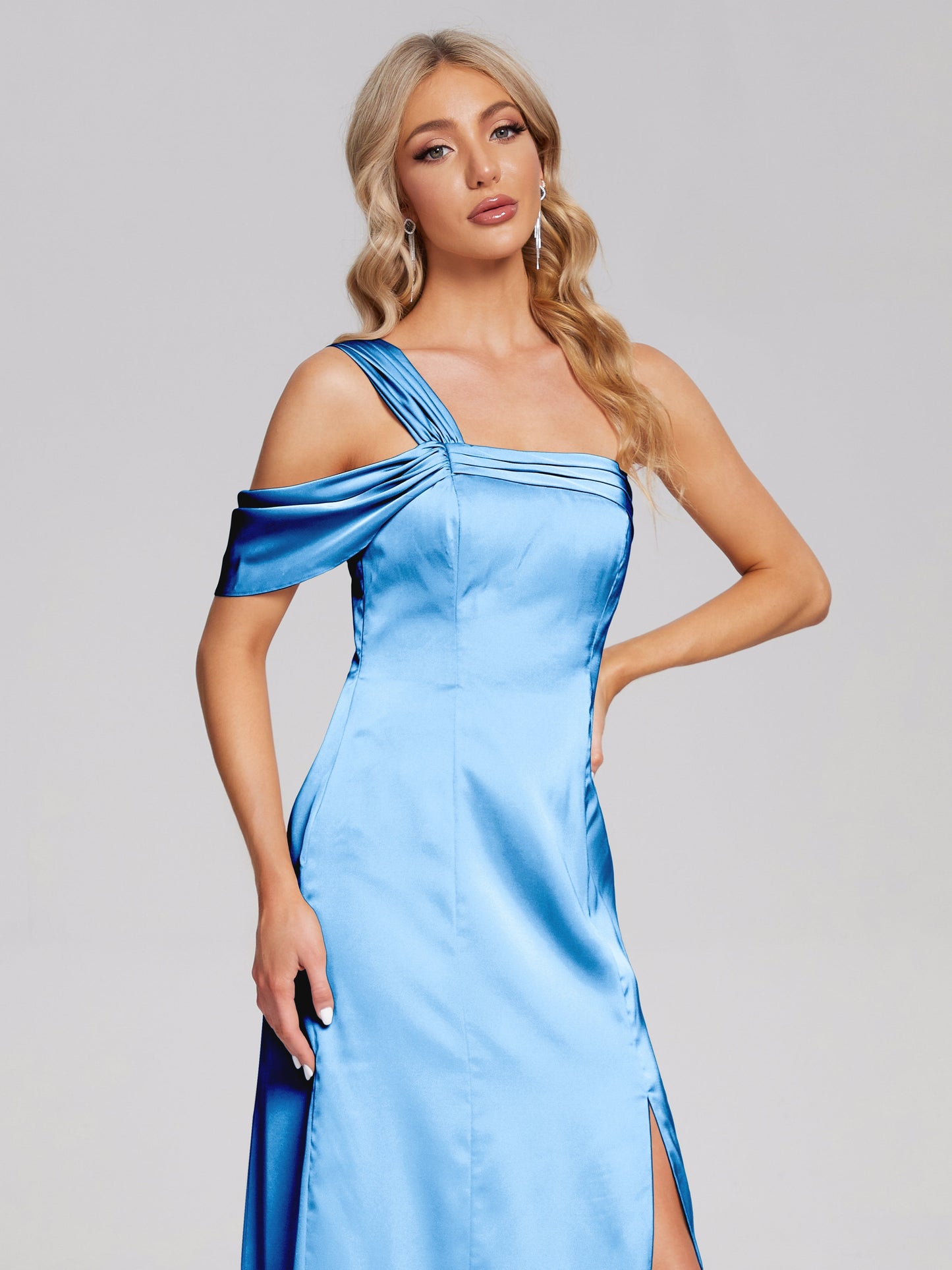 Vestido de fiesta de satén suave con un hombro descubierto y abertura