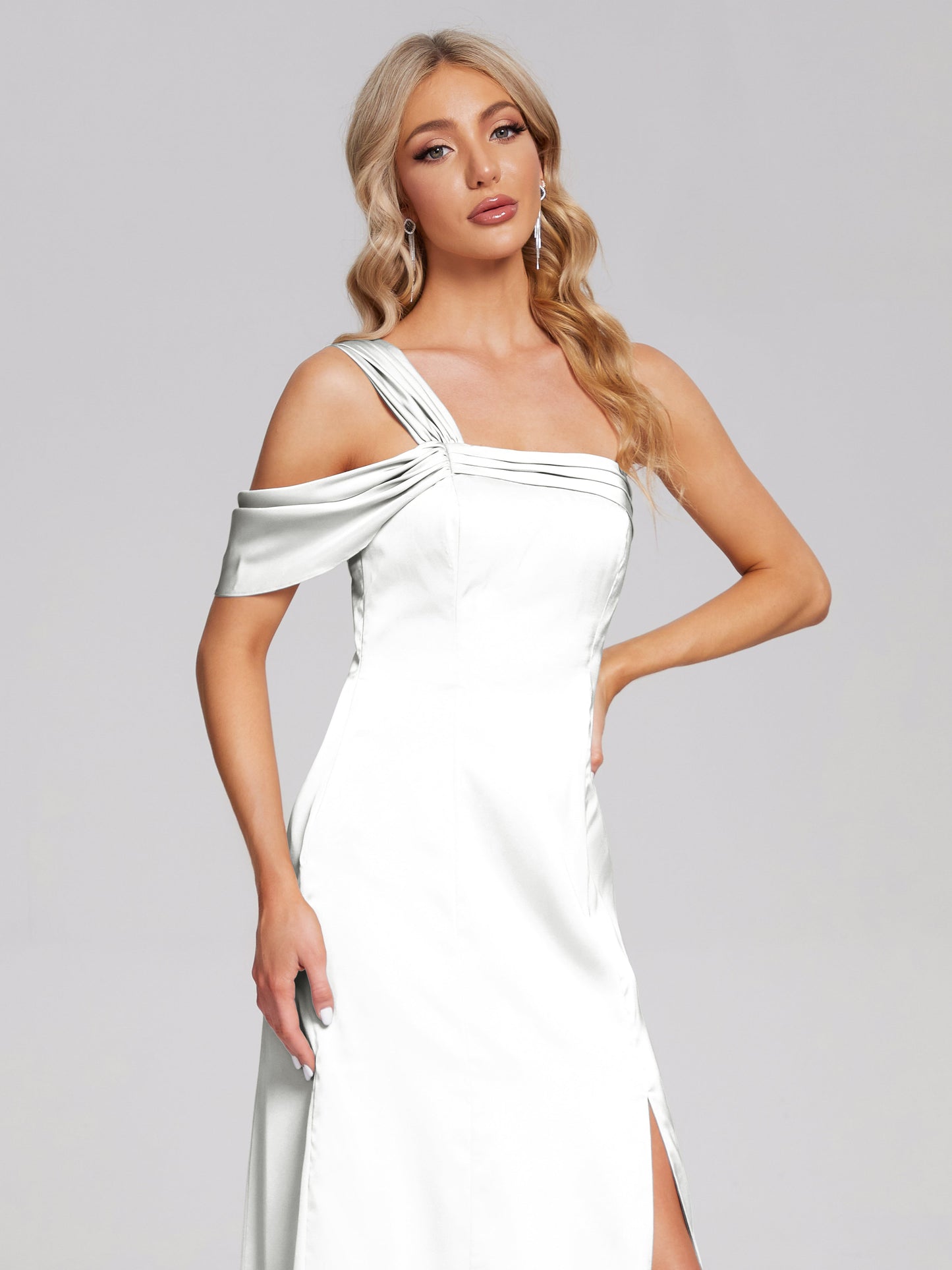 Vestido de fiesta de satén suave con un hombro descubierto y abertura