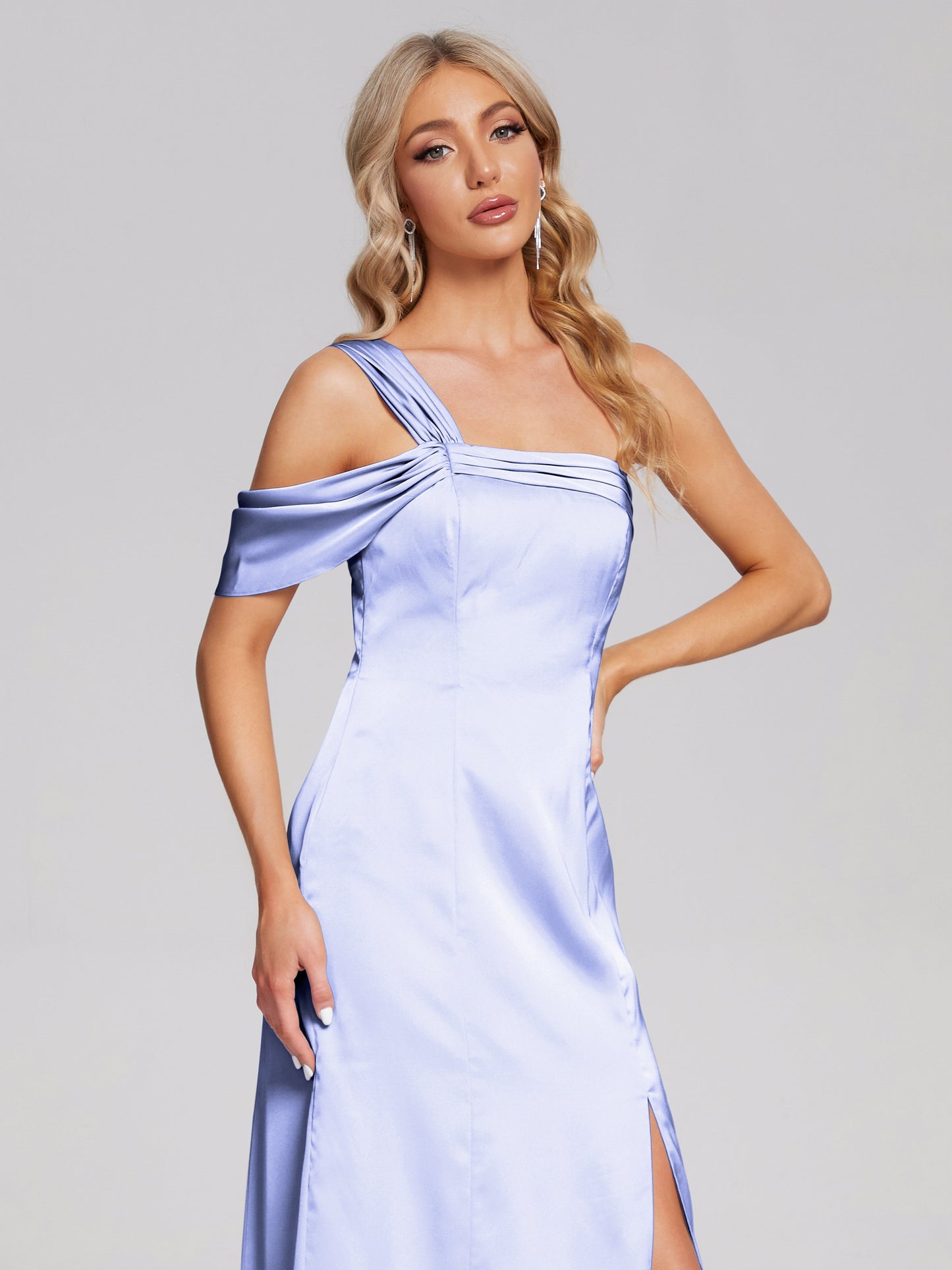 Vestido de fiesta de satén suave con un hombro descubierto y abertura