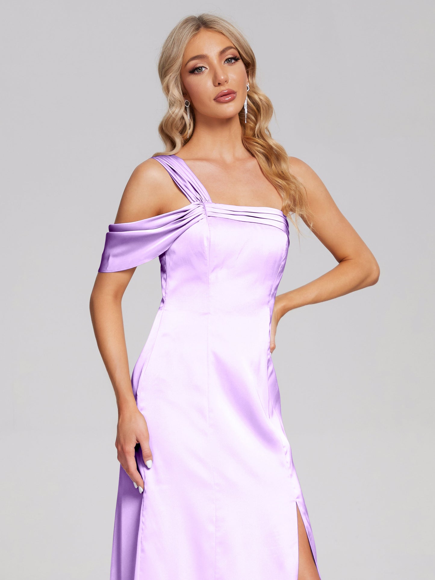 Vestido de fiesta de satén suave con un hombro descubierto y abertura