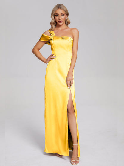 Vestido de fiesta de satén suave con un hombro descubierto y abertura