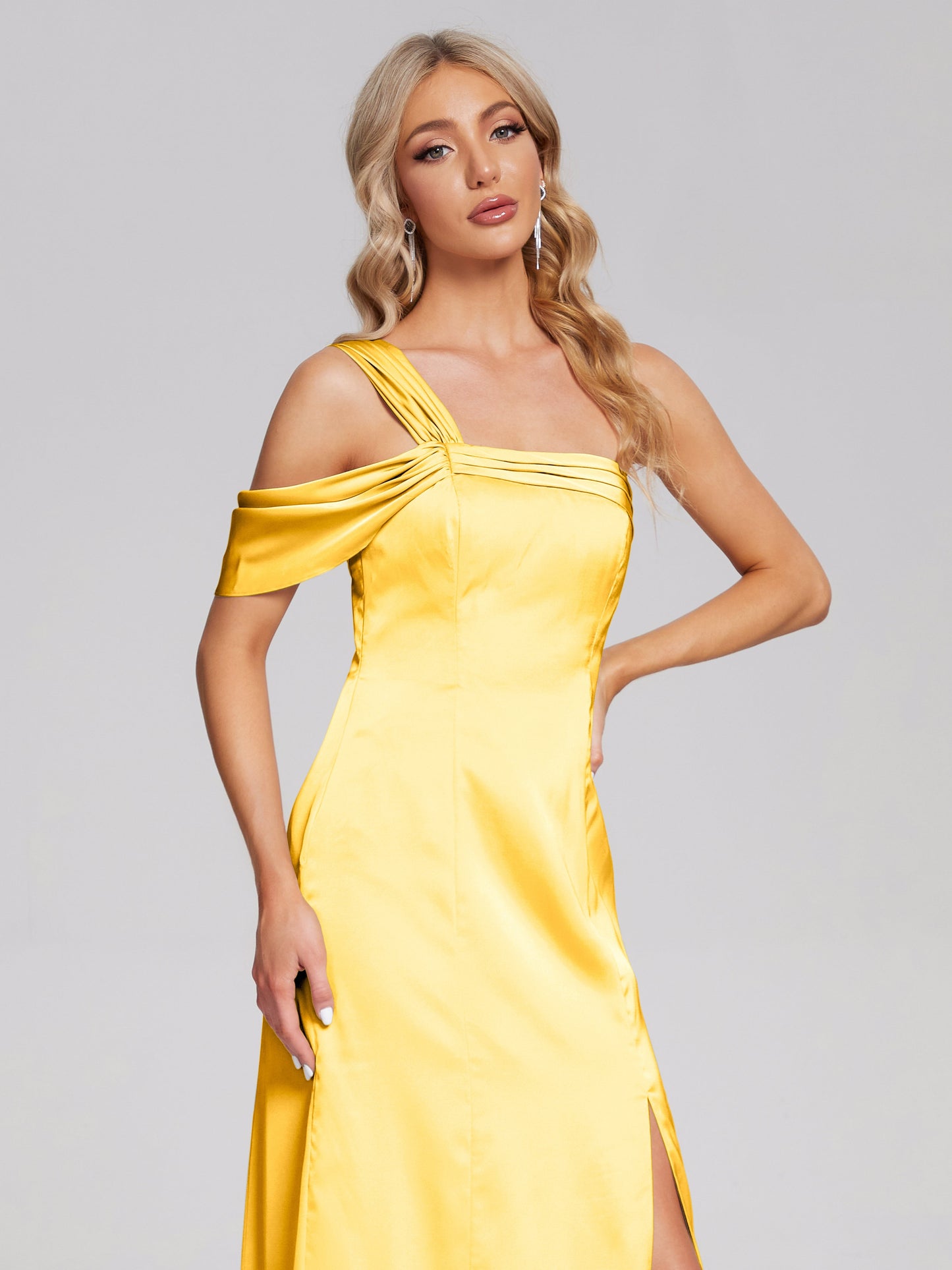 Vestido de fiesta de satén suave con un hombro descubierto y abertura