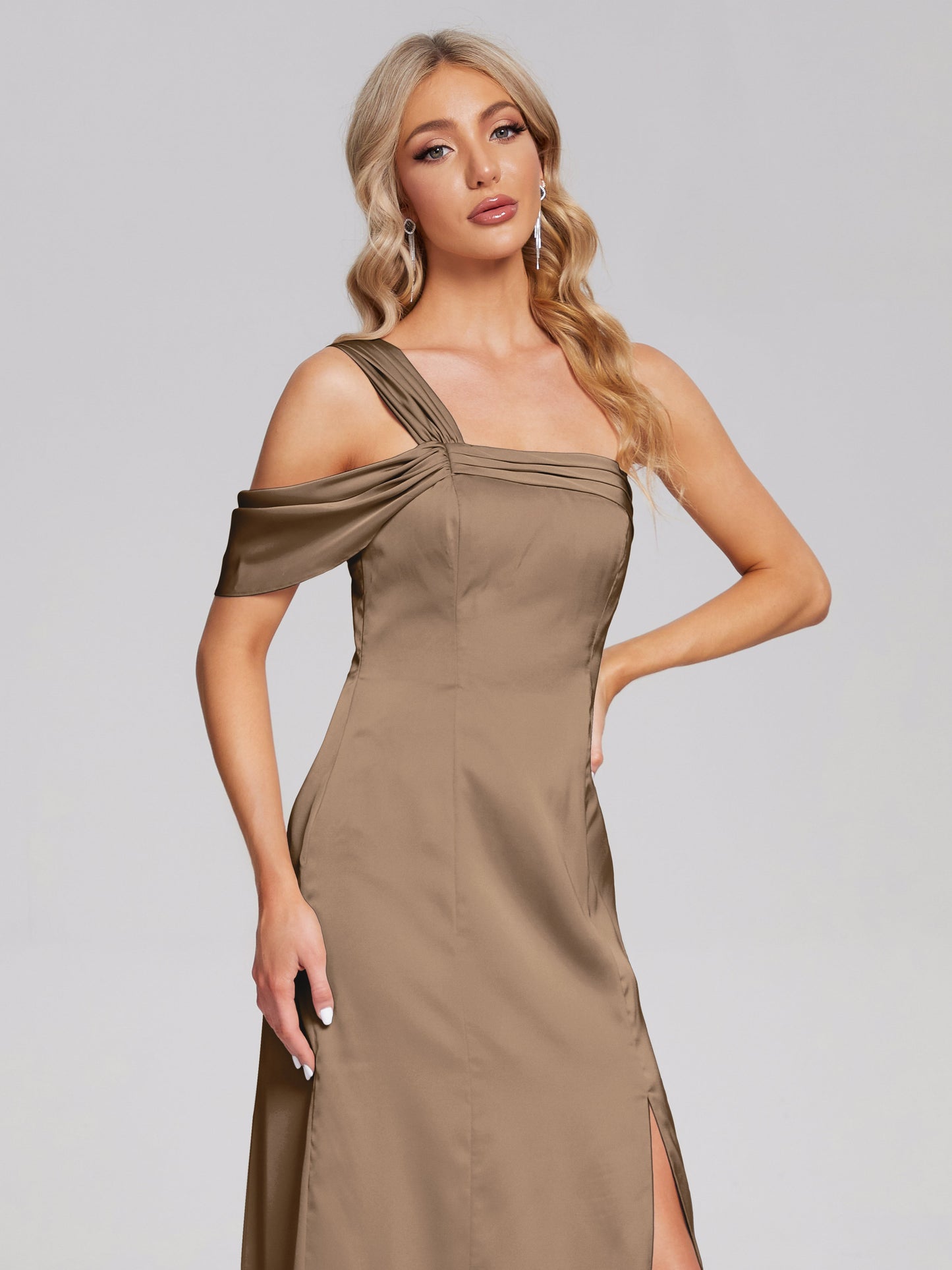 Vestido de fiesta de satén suave con un hombro descubierto y abertura