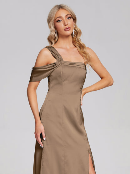 Vestido de fiesta de satén suave con un hombro descubierto y abertura