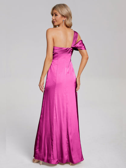 Vestido de fiesta de satén suave con un hombro descubierto y abertura