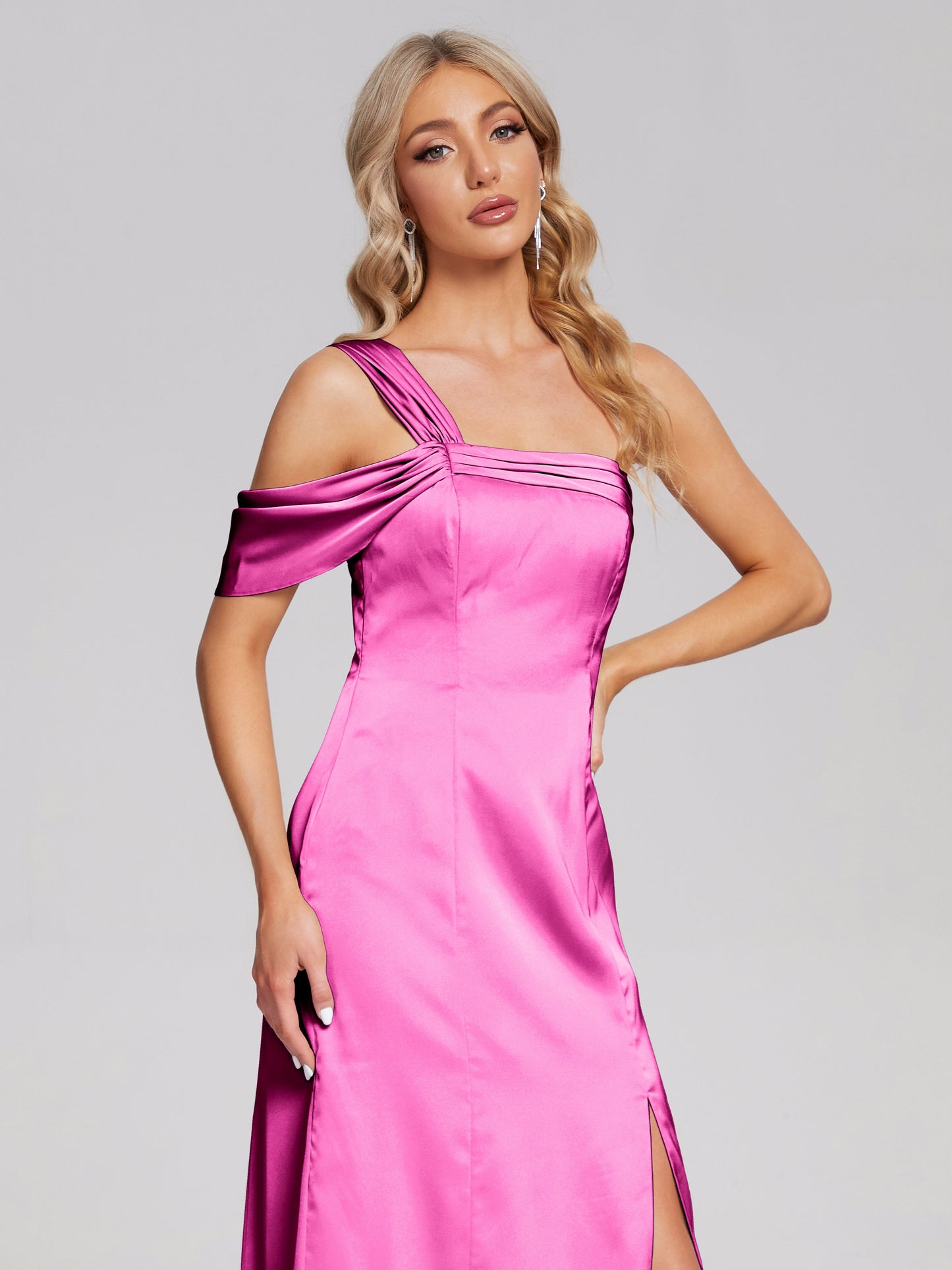 Vestido de fiesta de satén suave con un hombro descubierto y abertura