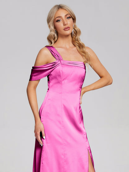 Vestido de fiesta de satén suave con un hombro descubierto y abertura